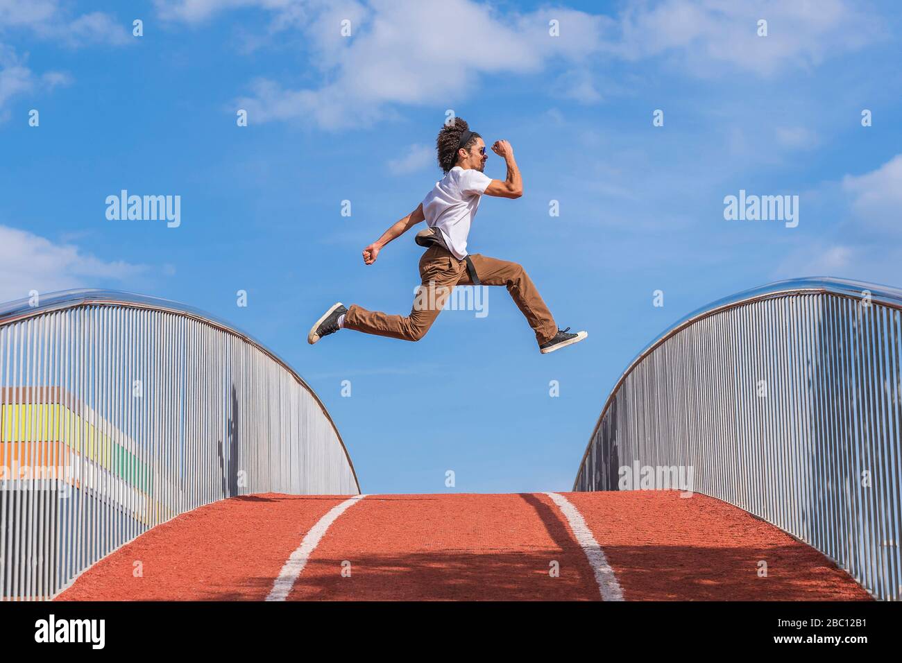 Danseur sautant sur le pont, en plein air Banque D'Images