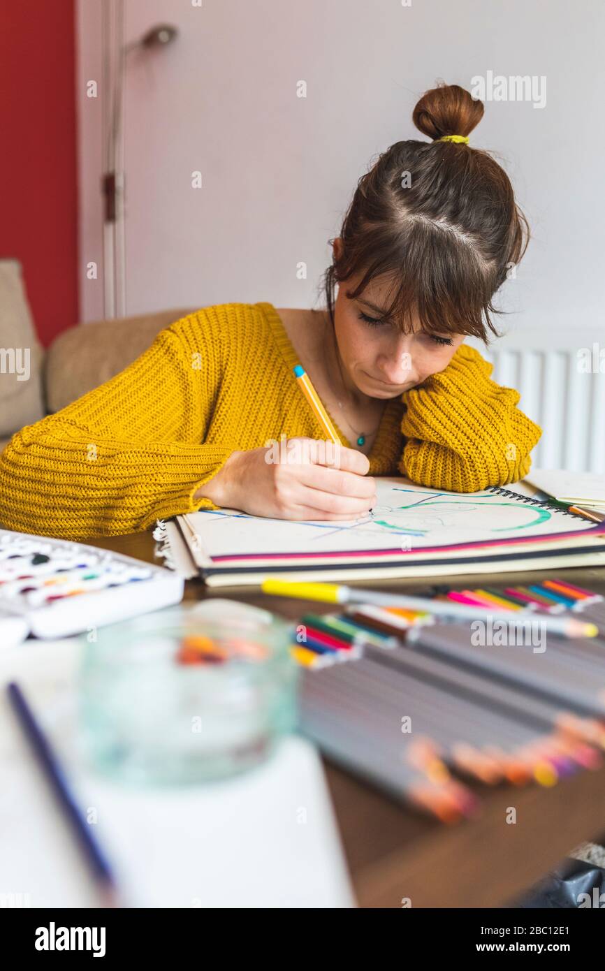 Femme dessin avec crayon Banque D'Images