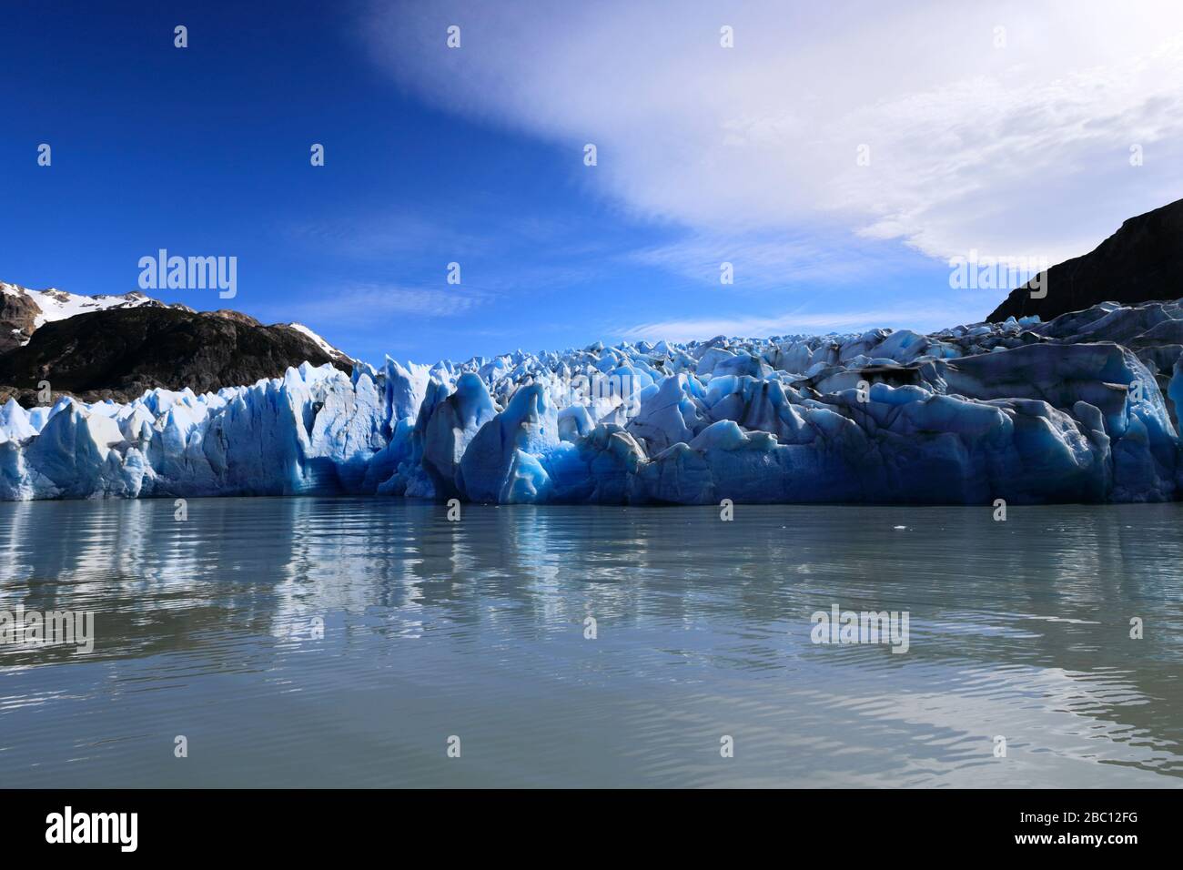 Vue sur le glacier gris, le Lago Gray, le parc national de Torres del Paine, la région de Magallanes, la Patagonie, le Chili Banque D'Images