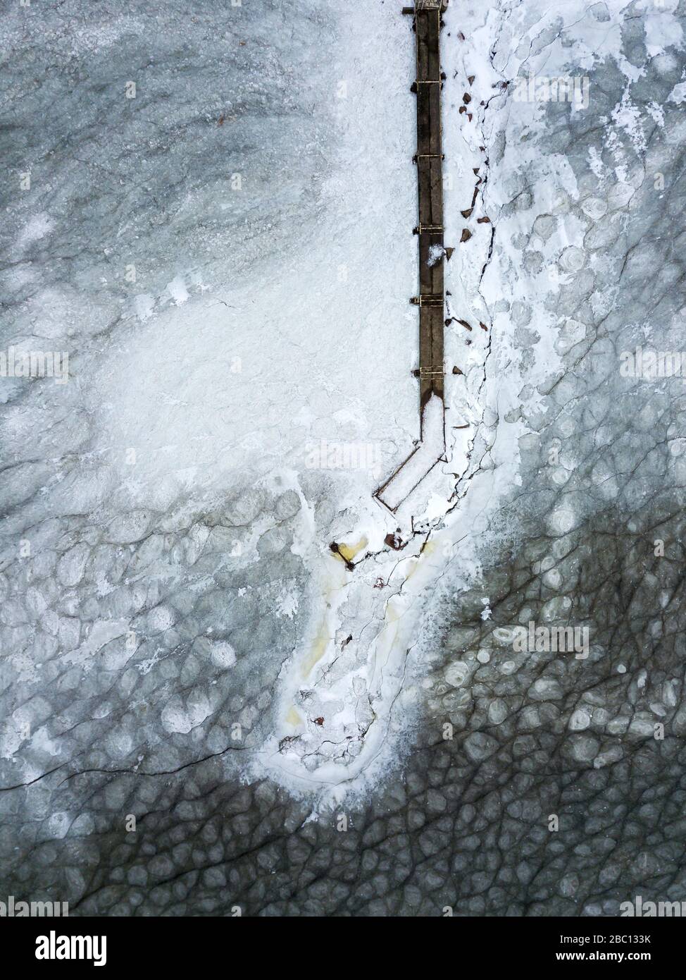 Russie, Saint-Pétersbourg, Sestroretsk, vue aérienne de la jetée vide sur la rive gelée du golfe de Finlande Banque D'Images