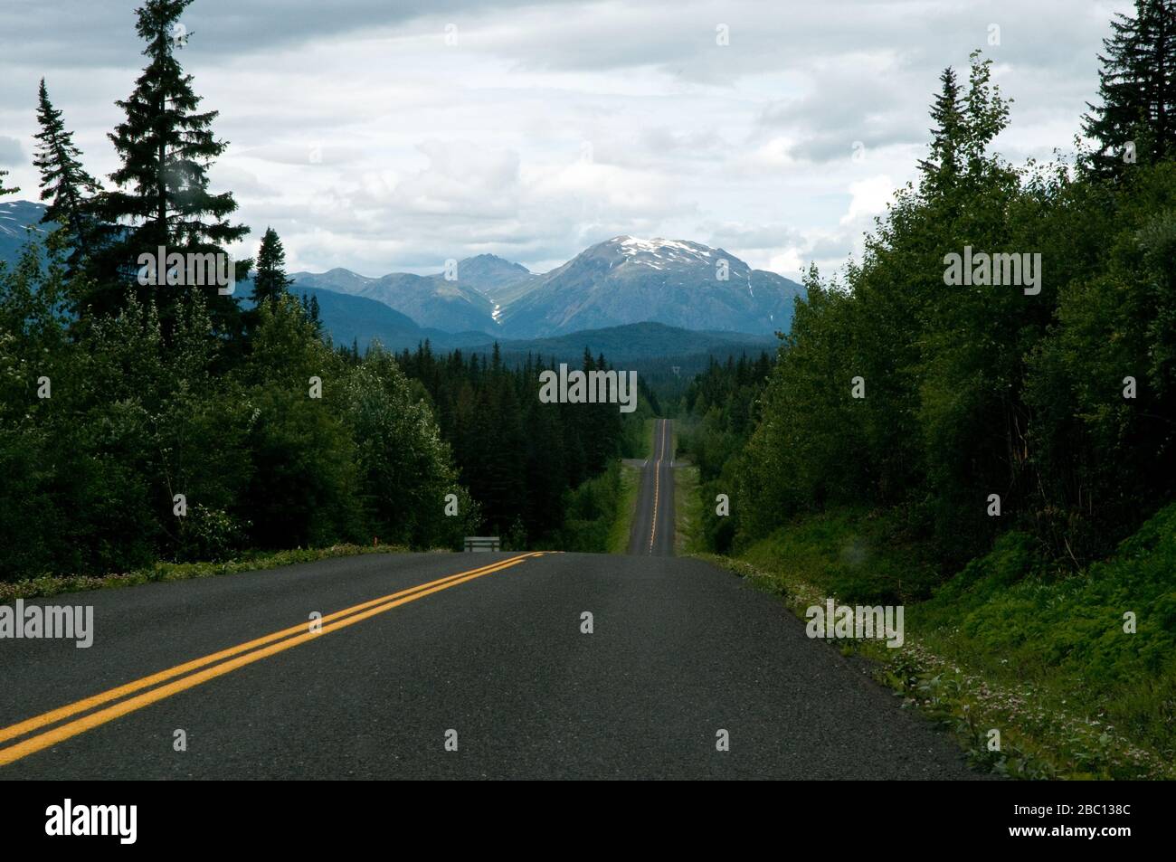 La pittoresque Stewart-Cassiar Highway #37, la route la plus au nord qui traverse les montagnes Skeena, dans le nord de la Colombie-Britannique, au Canada Banque D'Images