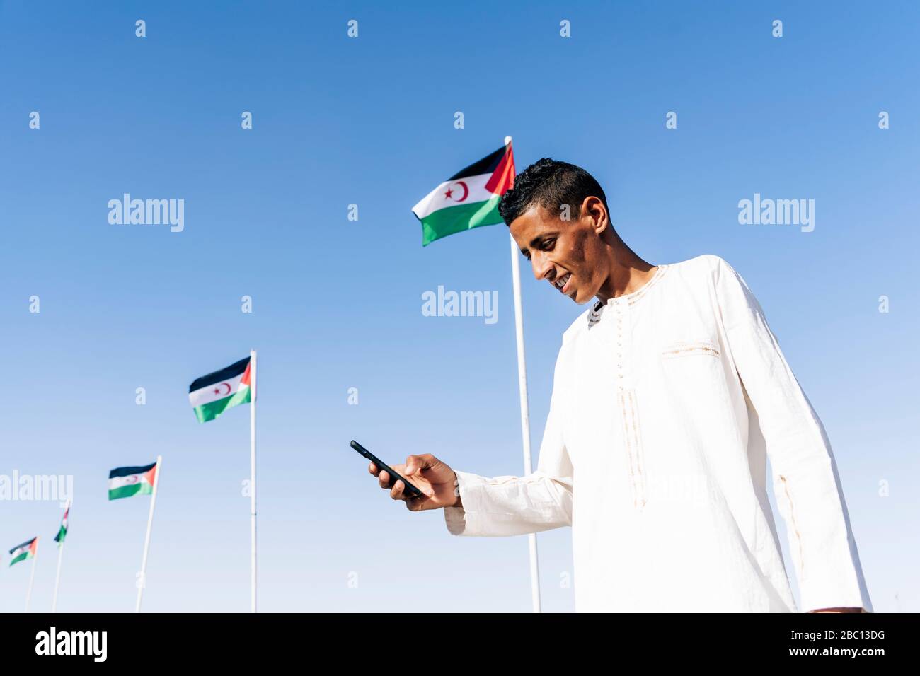 L'homme sahraoui utilisant le téléphone mobile dans le camp de réfugiés de Smara, Algérie. Banque D'Images