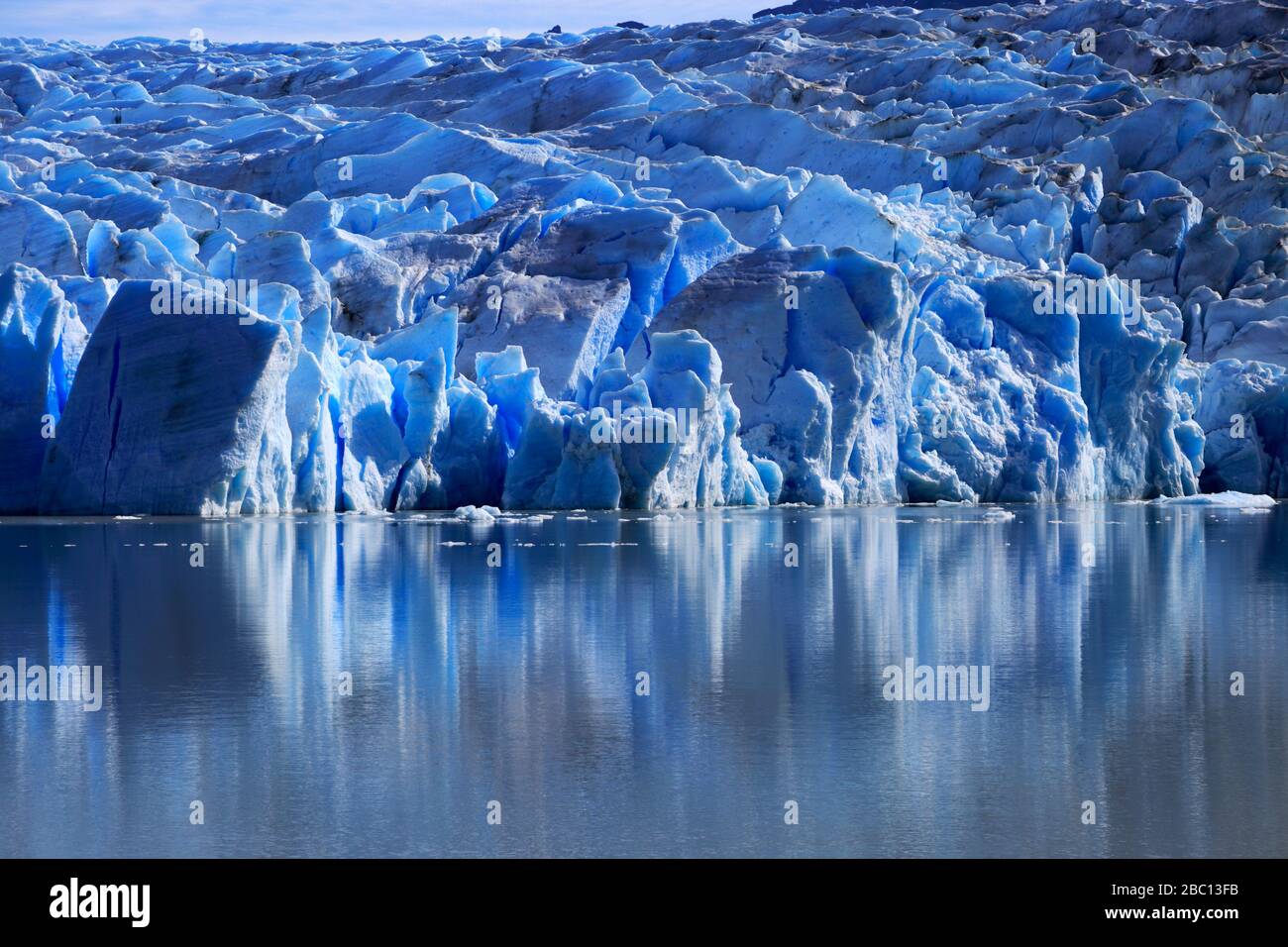 Vue sur le glacier gris, le Lago Gray, le parc national de Torres del Paine, la région de Magallanes, la Patagonie, le Chili Banque D'Images