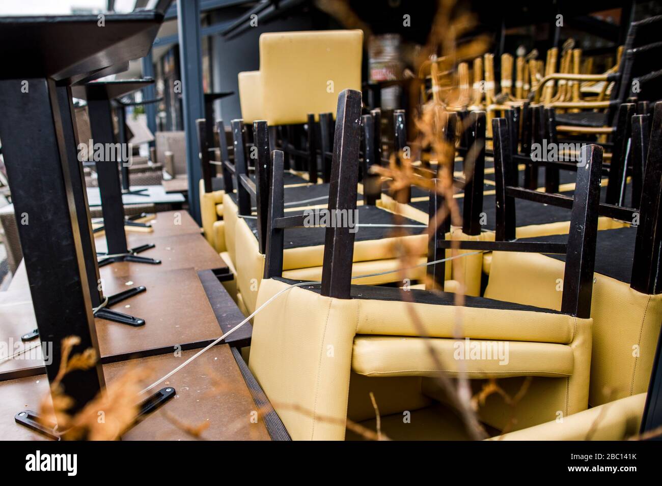 Berlin, Allemagne. 02 avril 2020. Les tables vides, les chaises et les fauteuils sont empilés l'un sur l'autre sur la terrasse du restaurant "Palm Beach". En raison de la pandémie de Corona, de nombreux restaurants doivent être fermés. Crédit: Carsten Koall/dpa/Alay Live News Banque D'Images