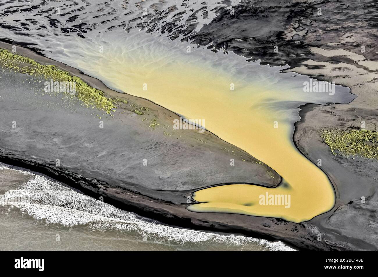 Europe Islande rivière Holsa eau jaune/orange le long de la côte
