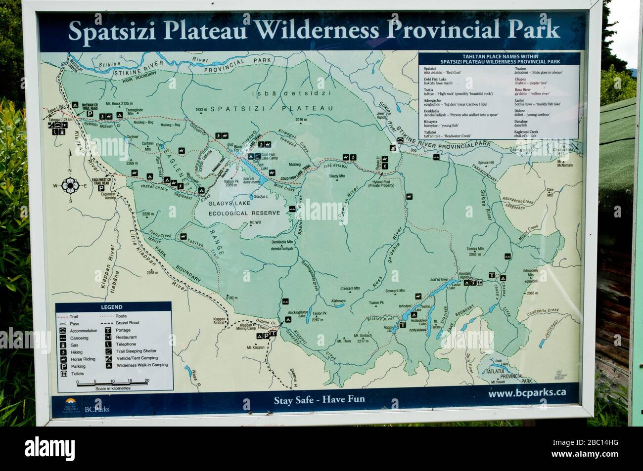 Carte à l'entrée du parc provincial Wilderness du plateau de Spatsizi, dans le territoire de la première nation de Tahltan, dans le nord de la Colombie-Britannique, au Canada. Banque D'Images