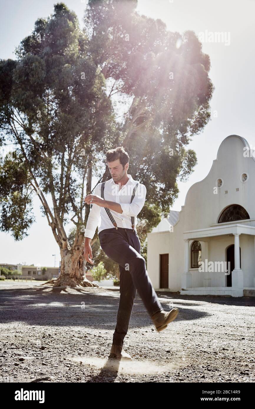 Homme dans des vêtements à l'ancienne dans la campagne Banque D'Images