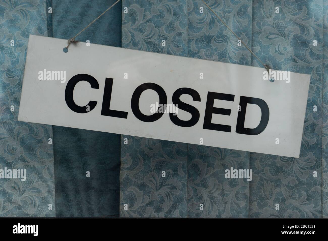 Signe fermé sur la fenêtre du magasin pendant la pandémie de Coronavirus, 2 avril 2020. ROYAUME-UNI Banque D'Images