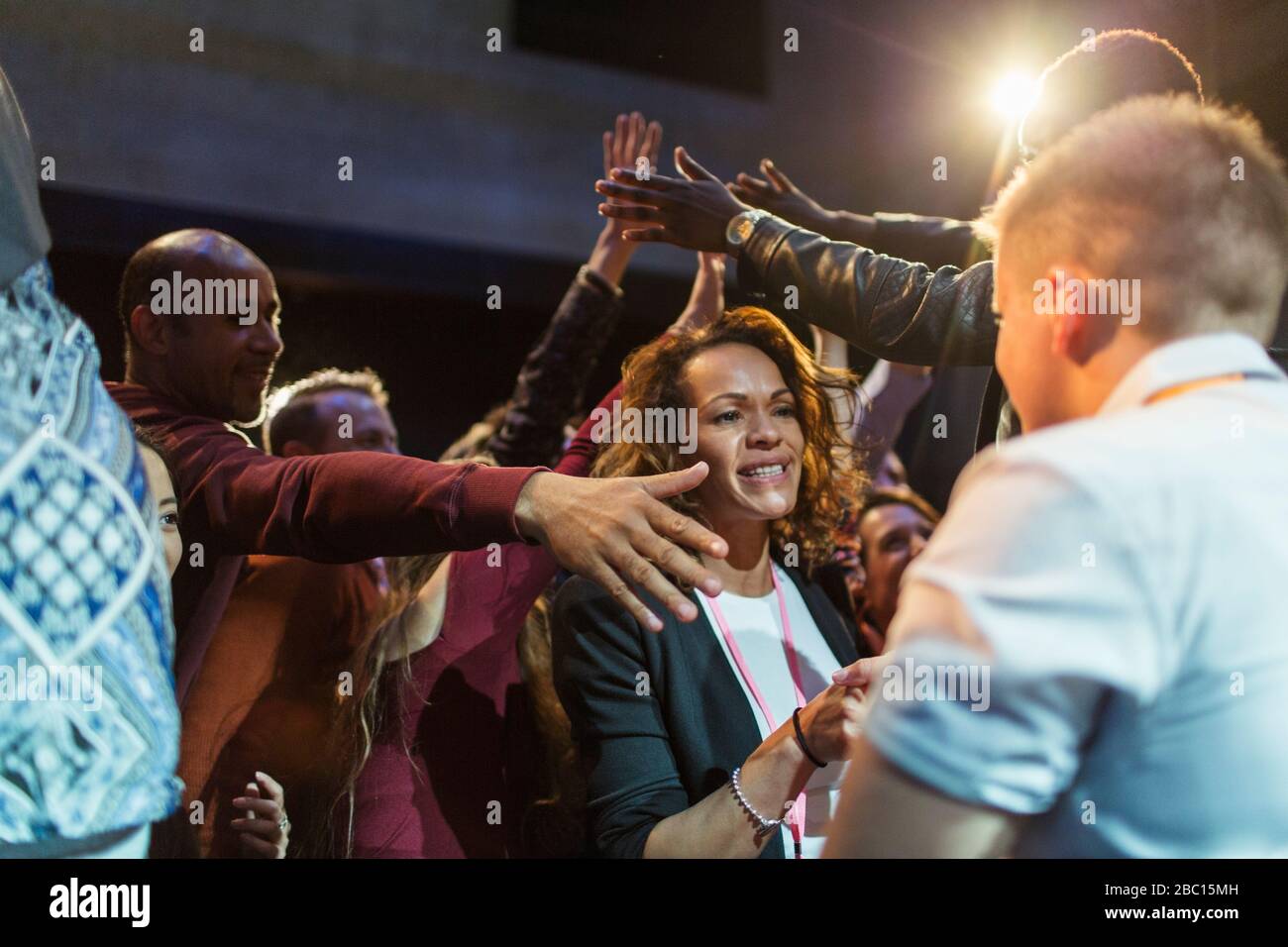 Public en contact avec les intervenants Banque D'Images