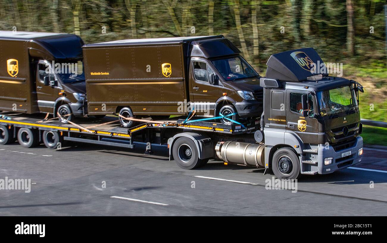 UPS, United Parcel Service Vans on car transporter ; société américaine multinationale de gestion de la chaîne logistique et de livraison de colis ; camions routiers lourds de livraison en vrac avec remorque, transport, camion, transport, camion, camion, Fret spécial, véhicule Scania, livraison, transport de fret de l'industrie sur le M6 à Lancaster, Banque D'Images