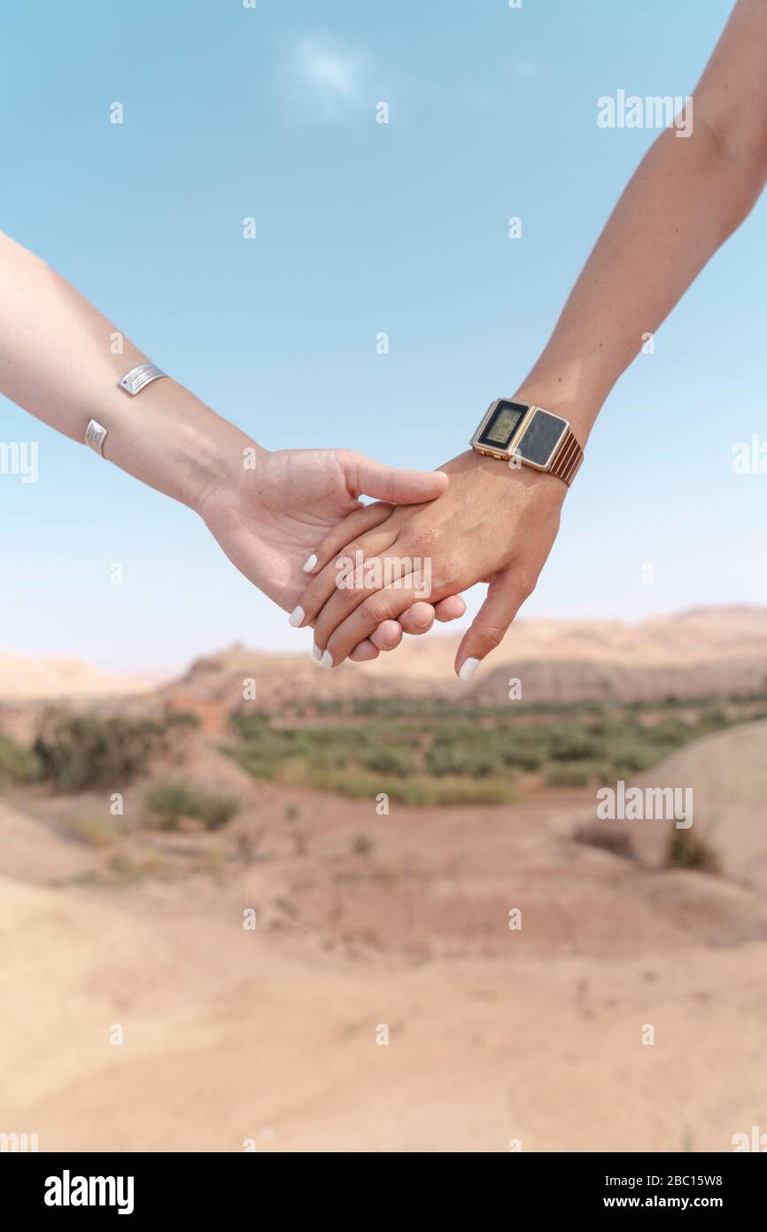 Deux jeunes femmes tenant les mains, Ouarzazate, Maroc Banque D'Images
