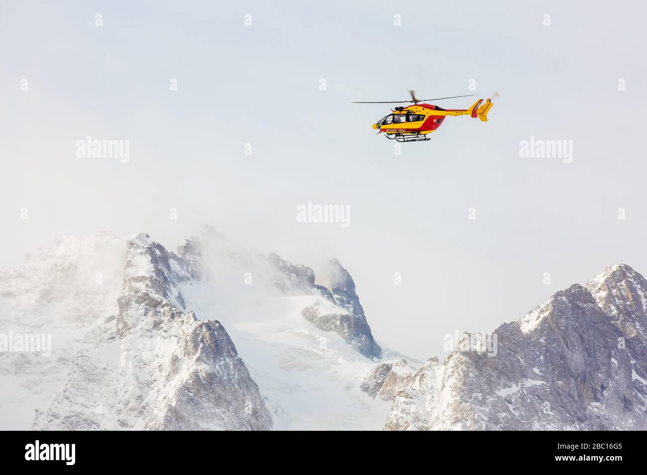 HÉLICOPTÈRE DE LA FONCTION CIVILE D'URGENCE, EC145, POMPIERS NATIONAUX EXECISE EN SAUVETAGE EN AVALANCHE, COL DU LAUTARET, HAUTES ALPES (05) Banque D'Images HÉLICOPTÈRE DE LA FONCTION CIVILE D'URGENCE, EC145, POMPIERS NATIONAUX EXECISE EN SAUVETAGE EN AVALANCHE, COL DU LAUTARET, HAUTES ALPES (05) Banque D'Images