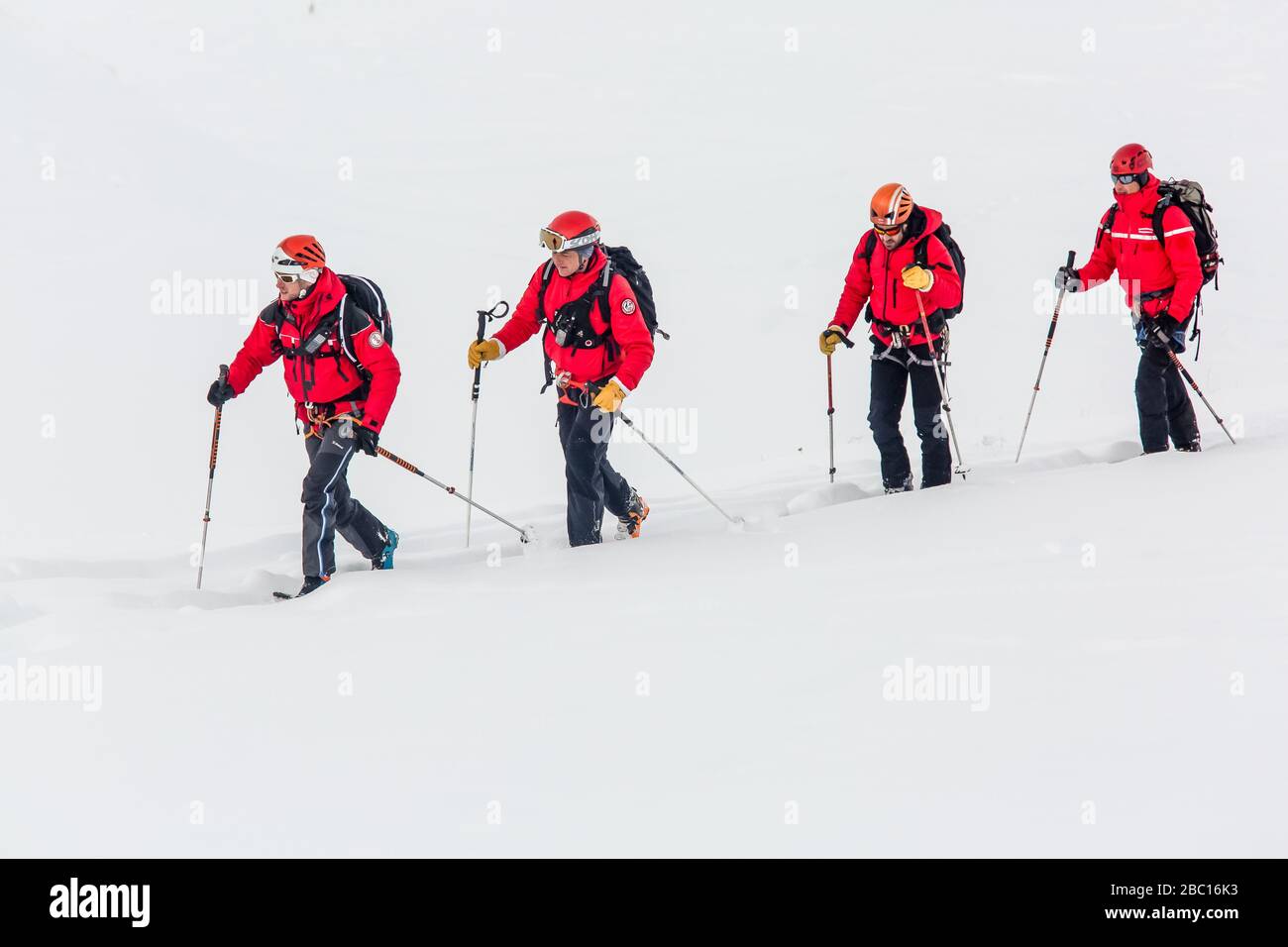 OUVRIER DE SAUVETAGE CARAVANE LND, POMPIERS EXECISE NATIONAL EN SAUVETAGE EN AVALANCHE, COL DU LAUTARET, HAUTES ALPES (05) Banque D'Images OUVRIER DE SAUVETAGE CARAVANE LND, POMPIERS EXECISE NATIONAL EN SAUVETAGE EN AVALANCHE, COL DU LAUTARET, HAUTES ALPES (05) Banque D'Images