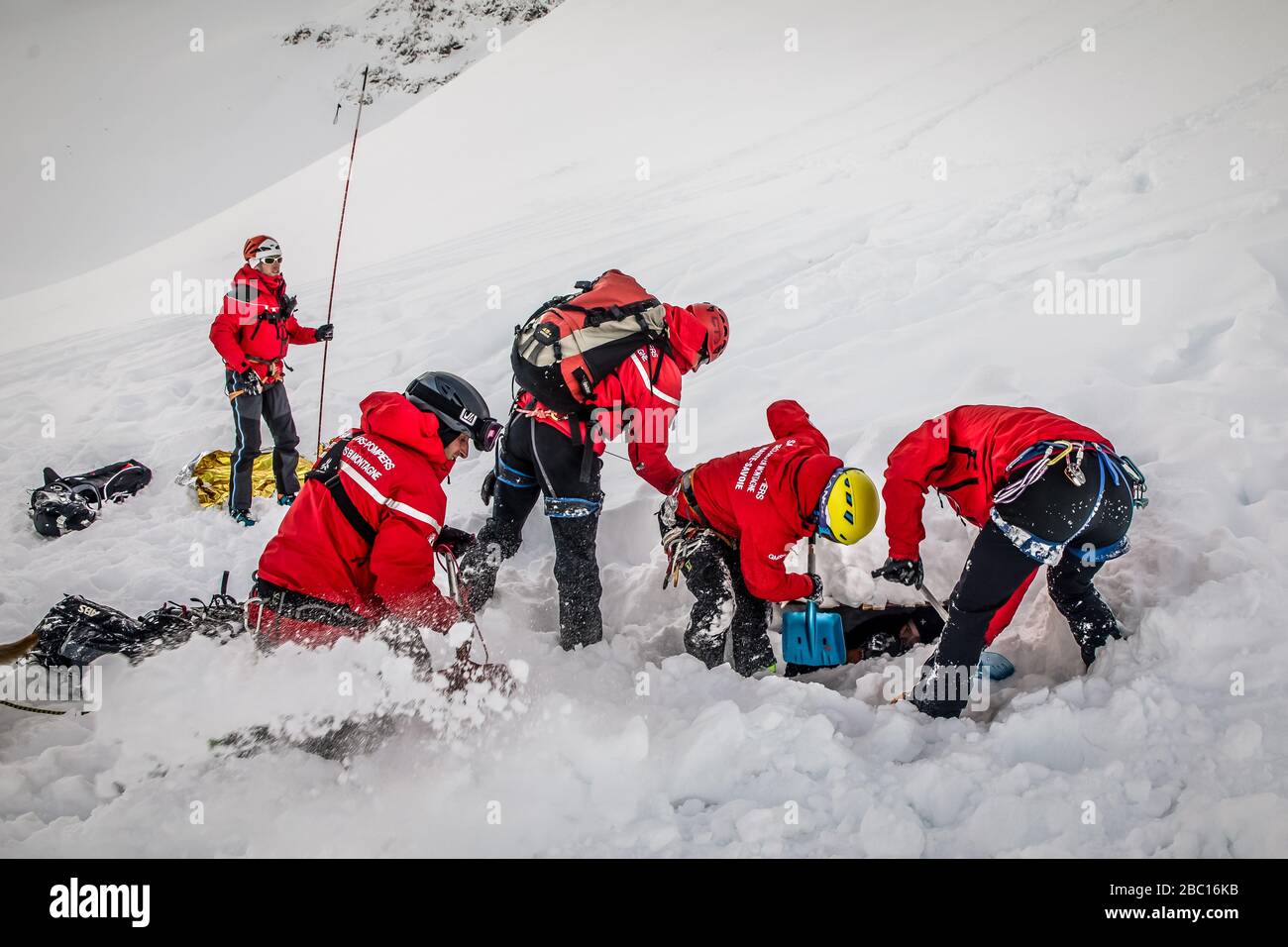 LIBÉRER UNE VICTIME ENFOUIE DANS LA NEIGE, POMPIERS EXECISE NATIONAL EN SAUVETAGE EN AVALANCHE, COL DU LAUTARET, HAUTES ALPES (05) Banque D'Images LIBÉRER UNE VICTIME ENFOUIE DANS LA NEIGE, POMPIERS EXECISE NATIONAL EN SAUVETAGE EN AVALANCHE, COL DU LAUTARET, HAUTES ALPES (05) Banque D'Images