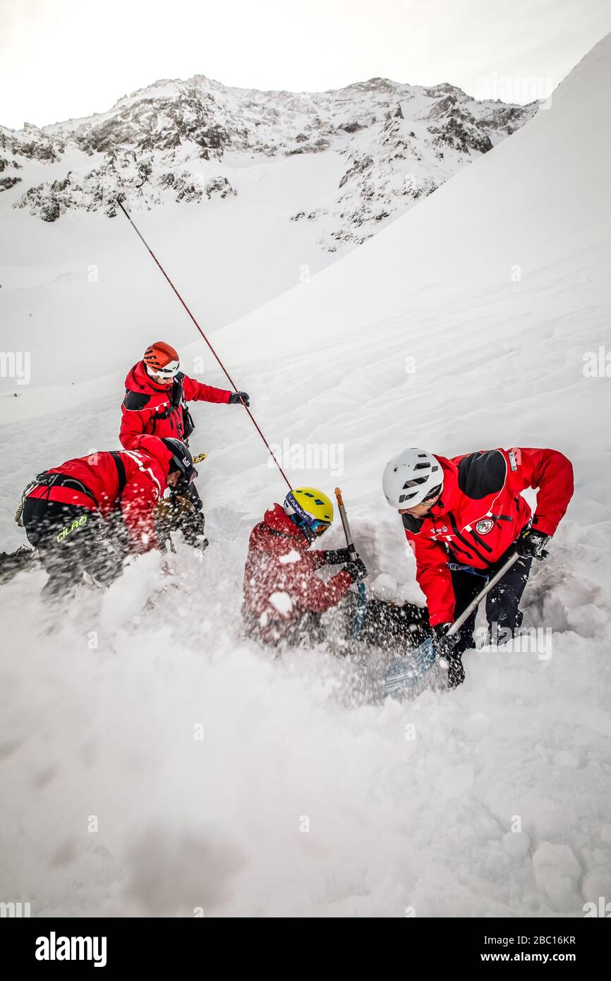 LIBÉRER UNE VICTIME ENFOUIE DANS LA NEIGE, POMPIERS EXECISE NATIONAL EN SAUVETAGE EN AVALANCHE, COL DU LAUTARET, HAUTES ALPES (05) Banque D'Images LIBÉRER UNE VICTIME ENFOUIE DANS LA NEIGE, POMPIERS EXECISE NATIONAL EN SAUVETAGE EN AVALANCHE, COL DU LAUTARET, HAUTES ALPES (05) Banque D'Images