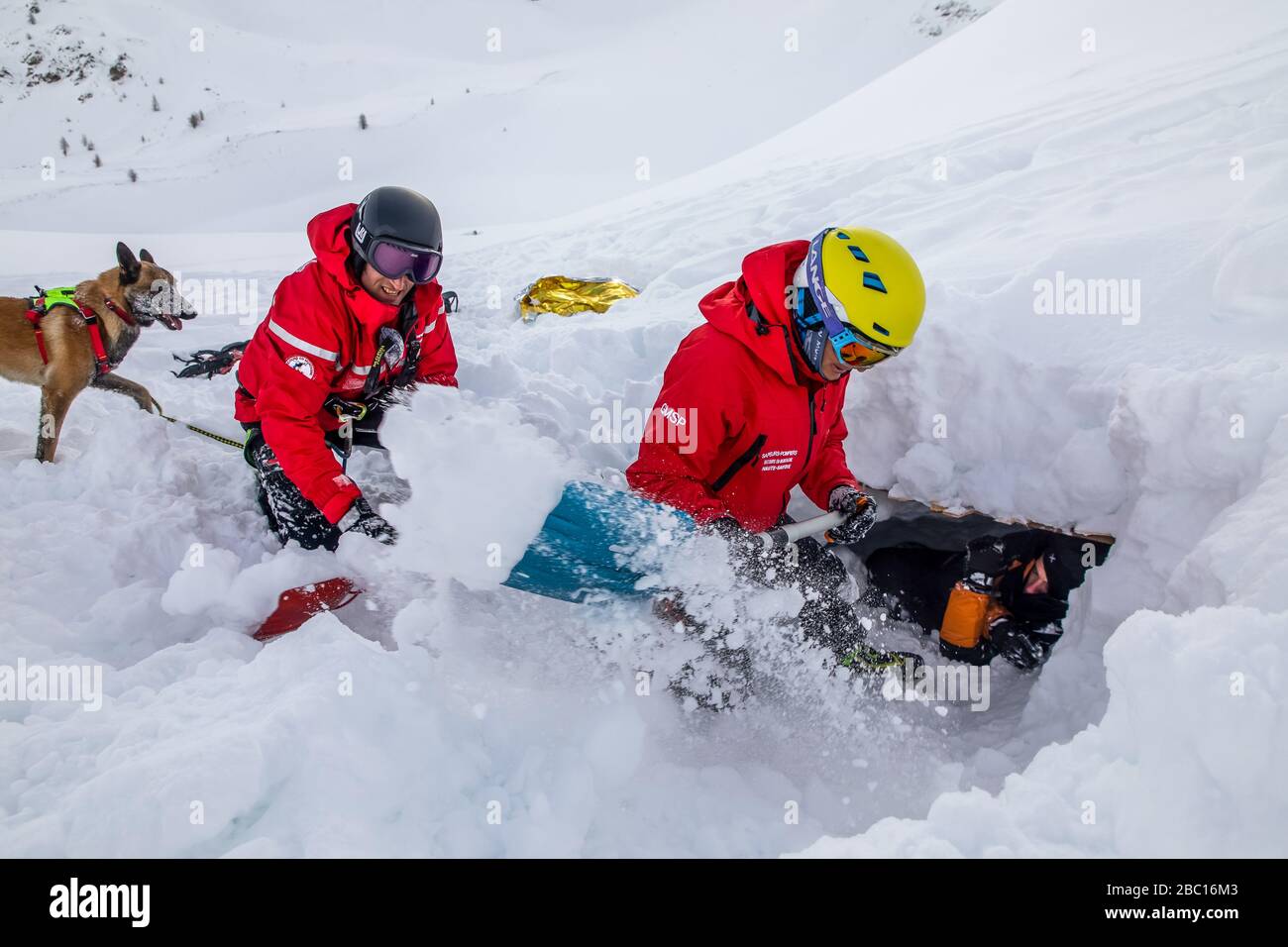 LIBÉRER UNE VICTIME ENFOUIE DANS LA NEIGE, POMPIERS EXECISE NATIONAL EN SAUVETAGE EN AVALANCHE, COL DU LAUTARET, HAUTES ALPES (05) Banque D'Images LIBÉRER UNE VICTIME ENFOUIE DANS LA NEIGE, POMPIERS EXECISE NATIONAL EN SAUVETAGE EN AVALANCHE, COL DU LAUTARET, HAUTES ALPES (05) Banque D'Images