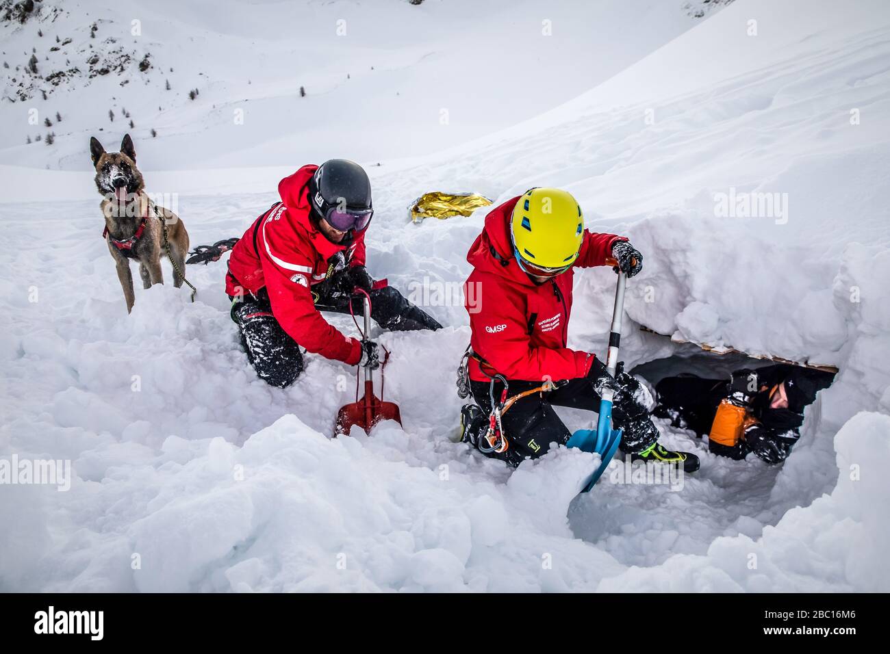LIBÉRER UNE VICTIME ENFOUIE DANS LA NEIGE, POMPIERS EXECISE NATIONAL EN SAUVETAGE EN AVALANCHE, COL DU LAUTARET, HAUTES ALPES (05) Banque D'Images LIBÉRER UNE VICTIME ENFOUIE DANS LA NEIGE, POMPIERS EXECISE NATIONAL EN SAUVETAGE EN AVALANCHE, COL DU LAUTARET, HAUTES ALPES (05) Banque D'Images