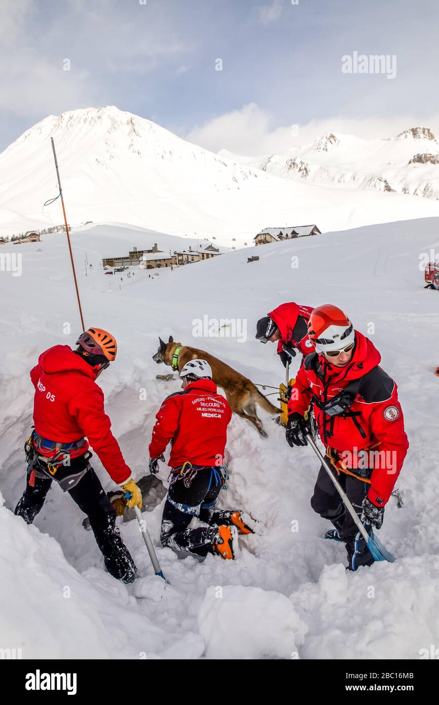 LIBÉRER UNE VICTIME ENFOUIE DANS LA NEIGE, POMPIERS EXECISE NATIONAL EN SAUVETAGE EN AVALANCHE, COL DU LAUTARET, HAUTES ALPES (05) Banque D'Images LIBÉRER UNE VICTIME ENFOUIE DANS LA NEIGE, POMPIERS EXECISE NATIONAL EN SAUVETAGE EN AVALANCHE, COL DU LAUTARET, HAUTES ALPES (05) Banque D'Images