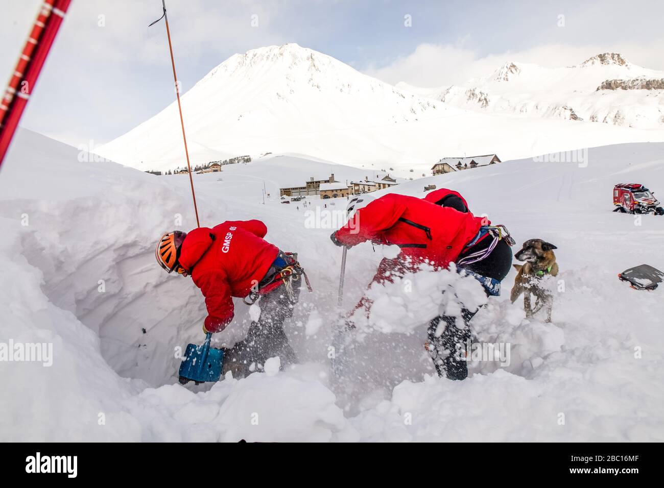 LIBÉRER UNE VICTIME ENFOUIE DANS LA NEIGE, POMPIERS EXECISE NATIONAL EN SAUVETAGE EN AVALANCHE, COL DU LAUTARET, HAUTES ALPES (05) Banque D'Images LIBÉRER UNE VICTIME ENFOUIE DANS LA NEIGE, POMPIERS EXECISE NATIONAL EN SAUVETAGE EN AVALANCHE, COL DU LAUTARET, HAUTES ALPES (05) Banque D'Images