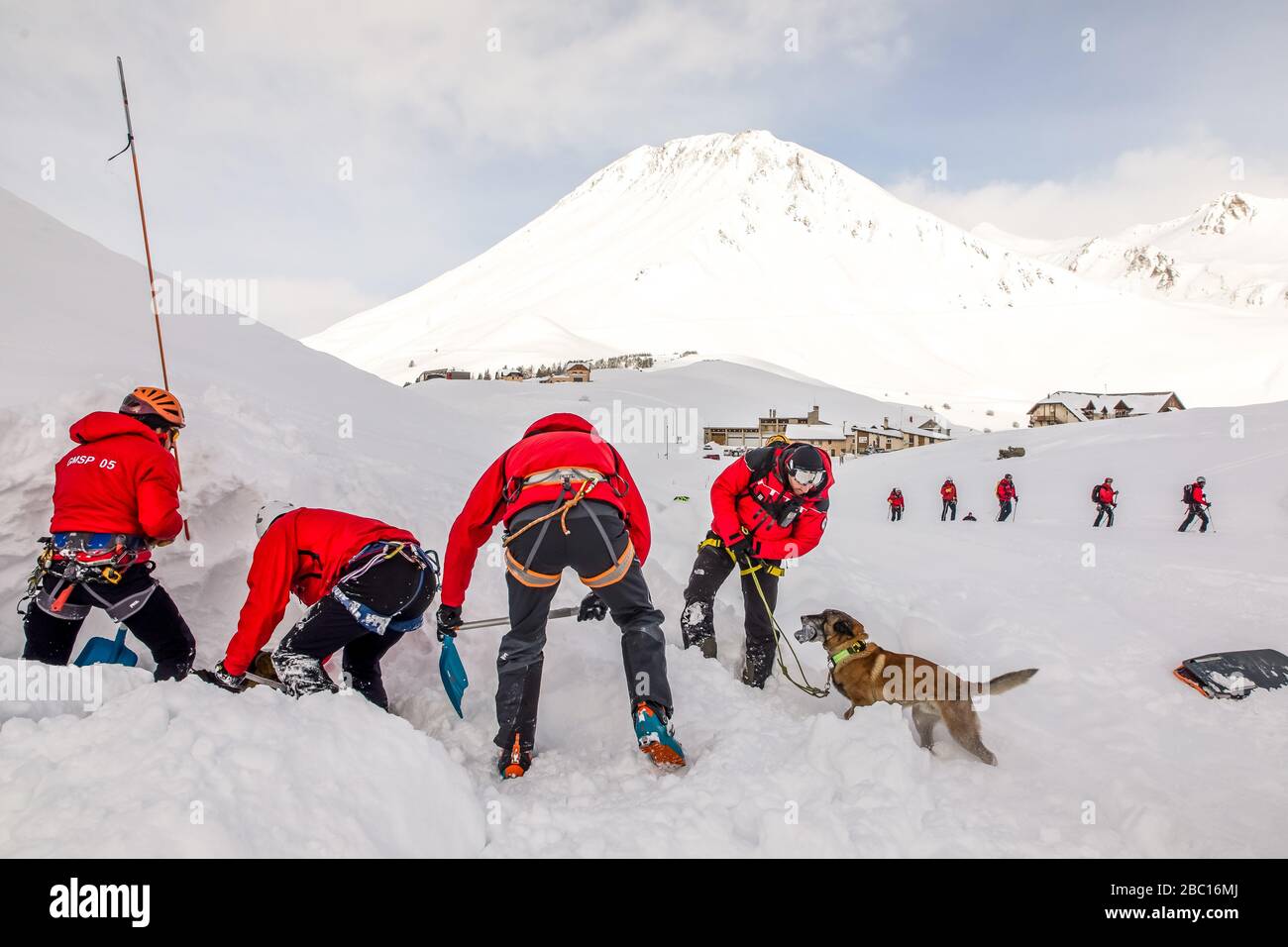 LIBÉRER UNE VICTIME ENFOUIE DANS LA NEIGE, POMPIERS EXECISE NATIONAL EN SAUVETAGE EN AVALANCHE, COL DU LAUTARET, HAUTES ALPES (05) Banque D'Images LIBÉRER UNE VICTIME ENFOUIE DANS LA NEIGE, POMPIERS EXECISE NATIONAL EN SAUVETAGE EN AVALANCHE, COL DU LAUTARET, HAUTES ALPES (05) Banque D'Images