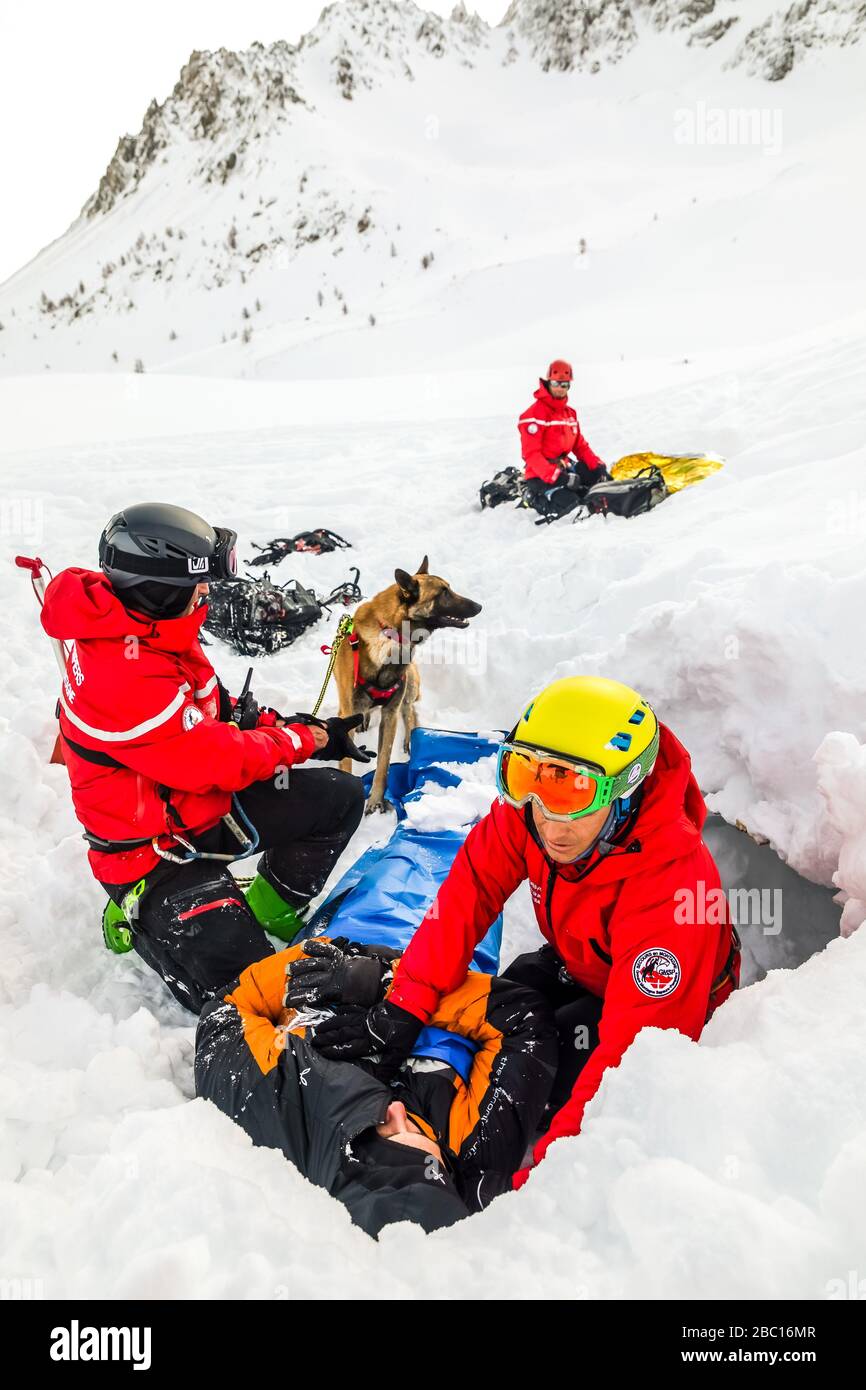 TRAITEMENT D'UNE VICTIME D'AVALANCHE, POMPIERS EXECISE NATIONAUX EN SAUVETAGE D'AVALANCHE, COL DU LAUTARET, HAUTES ALPES (05) Banque D'Images TRAITEMENT D'UNE VICTIME D'AVALANCHE, POMPIERS EXECISE NATIONAUX EN SAUVETAGE D'AVALANCHE, COL DU LAUTARET, HAUTES ALPES (05) Banque D'Images