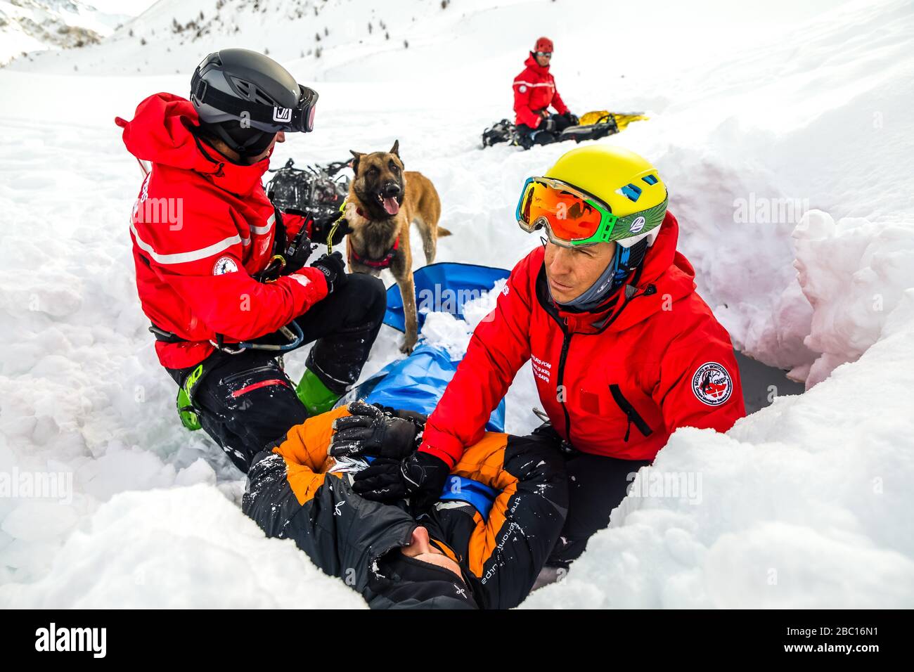 TRAITEMENT D'UNE VICTIME D'AVALANCHE, POMPIERS EXECISE NATIONAUX EN SAUVETAGE D'AVALANCHE, COL DU LAUTARET, HAUTES ALPES (05) Banque D'Images TRAITEMENT D'UNE VICTIME D'AVALANCHE, POMPIERS EXECISE NATIONAUX EN SAUVETAGE D'AVALANCHE, COL DU LAUTARET, HAUTES ALPES (05) Banque D'Images