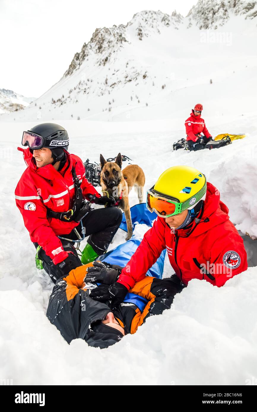 TRAITEMENT D'UNE VICTIME D'AVALANCHE, POMPIERS EXECISE NATIONAUX EN SAUVETAGE D'AVALANCHE, COL DU LAUTARET, HAUTES ALPES (05) Banque D'Images TRAITEMENT D'UNE VICTIME D'AVALANCHE, POMPIERS EXECISE NATIONAUX EN SAUVETAGE D'AVALANCHE, COL DU LAUTARET, HAUTES ALPES (05) Banque D'Images
