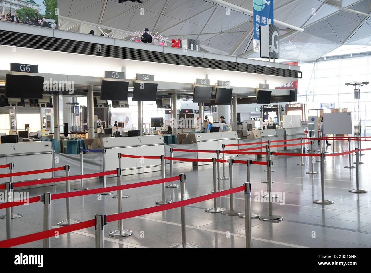 Vue d'un niveau de départ déserté de l'aéroport international Chubu Centrair.le Japon étend les interdictions d'entrée aux voyageurs de 73 pays et régions le 3 avril, y compris les Amériques, le Royaume-Uni et l'Afrique en raison d'une escalade des infections mondiales de coronavirus. Banque D'Images