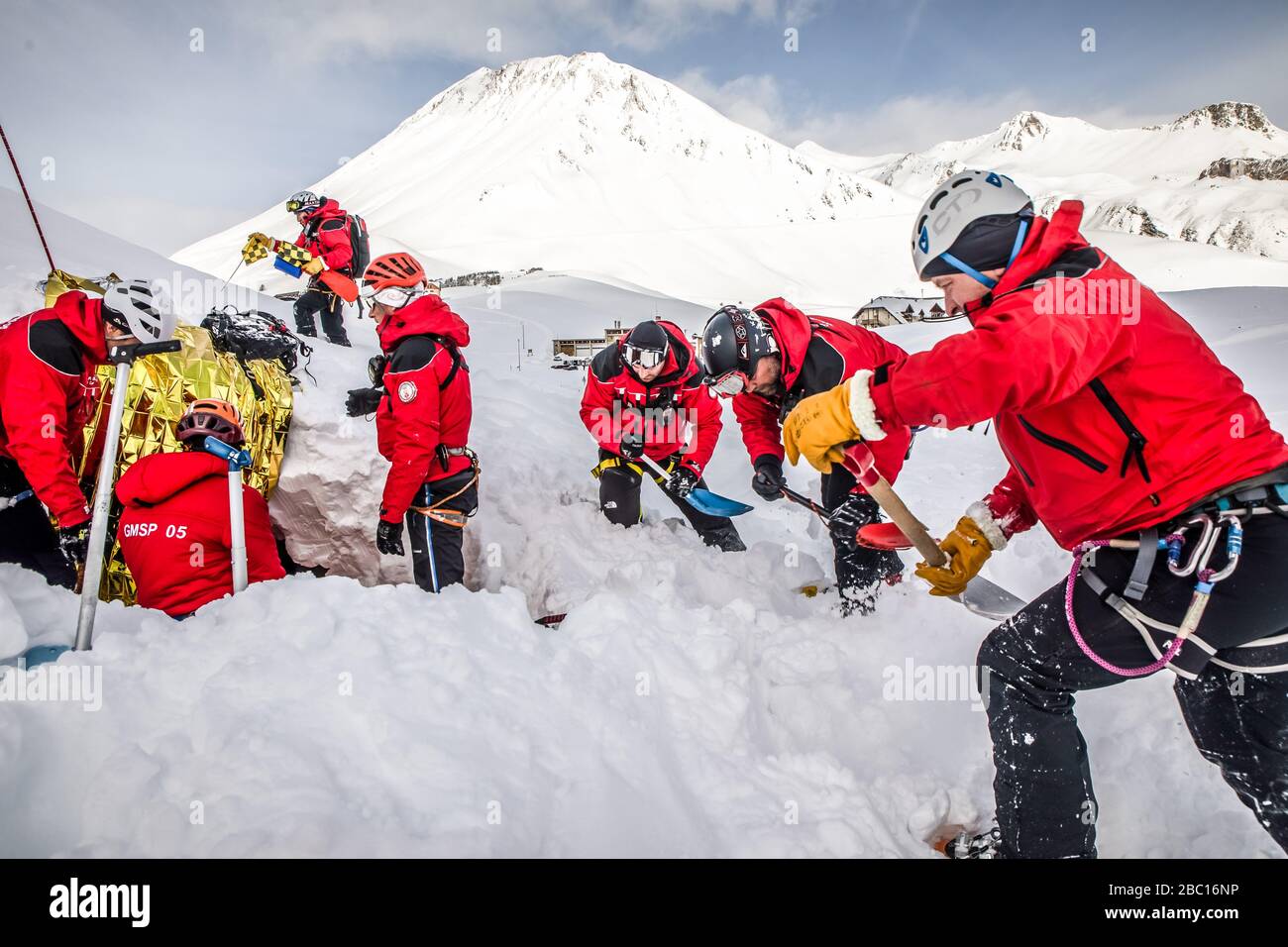 RECHERCHE DE VITIMS ENFOUI DANS LA NEIGE, POMPIERS NATIONAUX EXECISE EN SAUVETAGE EN AVALANCHE, COL DU LAUTARET, HAUTES ALPES (05) Banque D'Images RECHERCHE DE VITIMS ENFOUI DANS LA NEIGE, POMPIERS NATIONAUX EXECISE EN SAUVETAGE EN AVALANCHE, COL DU LAUTARET, HAUTES ALPES (05) Banque D'Images