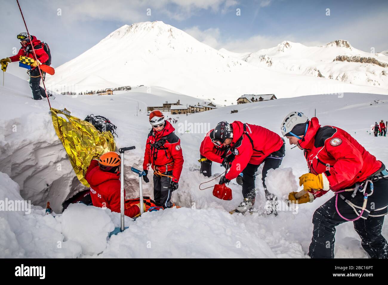 RECHERCHE DE VITIMS ENFOUI DANS LA NEIGE, POMPIERS NATIONAUX EXECISE EN SAUVETAGE EN AVALANCHE, COL DU LAUTARET, HAUTES ALPES (05) Banque D'Images RECHERCHE DE VITIMS ENFOUI DANS LA NEIGE, POMPIERS NATIONAUX EXECISE EN SAUVETAGE EN AVALANCHE, COL DU LAUTARET, HAUTES ALPES (05) Banque D'Images