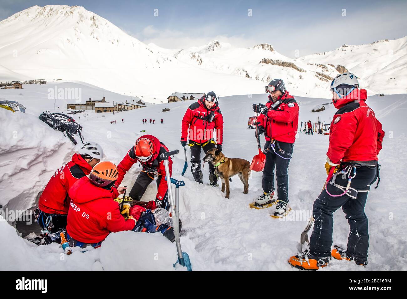 RECHERCHE DE VITIMS ENFOUI DANS LA NEIGE, POMPIERS NATIONAUX EXECISE EN SAUVETAGE EN AVALANCHE, COL DU LAUTARET, HAUTES ALPES (05) Banque D'Images RECHERCHE DE VITIMS ENFOUI DANS LA NEIGE, POMPIERS NATIONAUX EXECISE EN SAUVETAGE EN AVALANCHE, COL DU LAUTARET, HAUTES ALPES (05) Banque D'Images