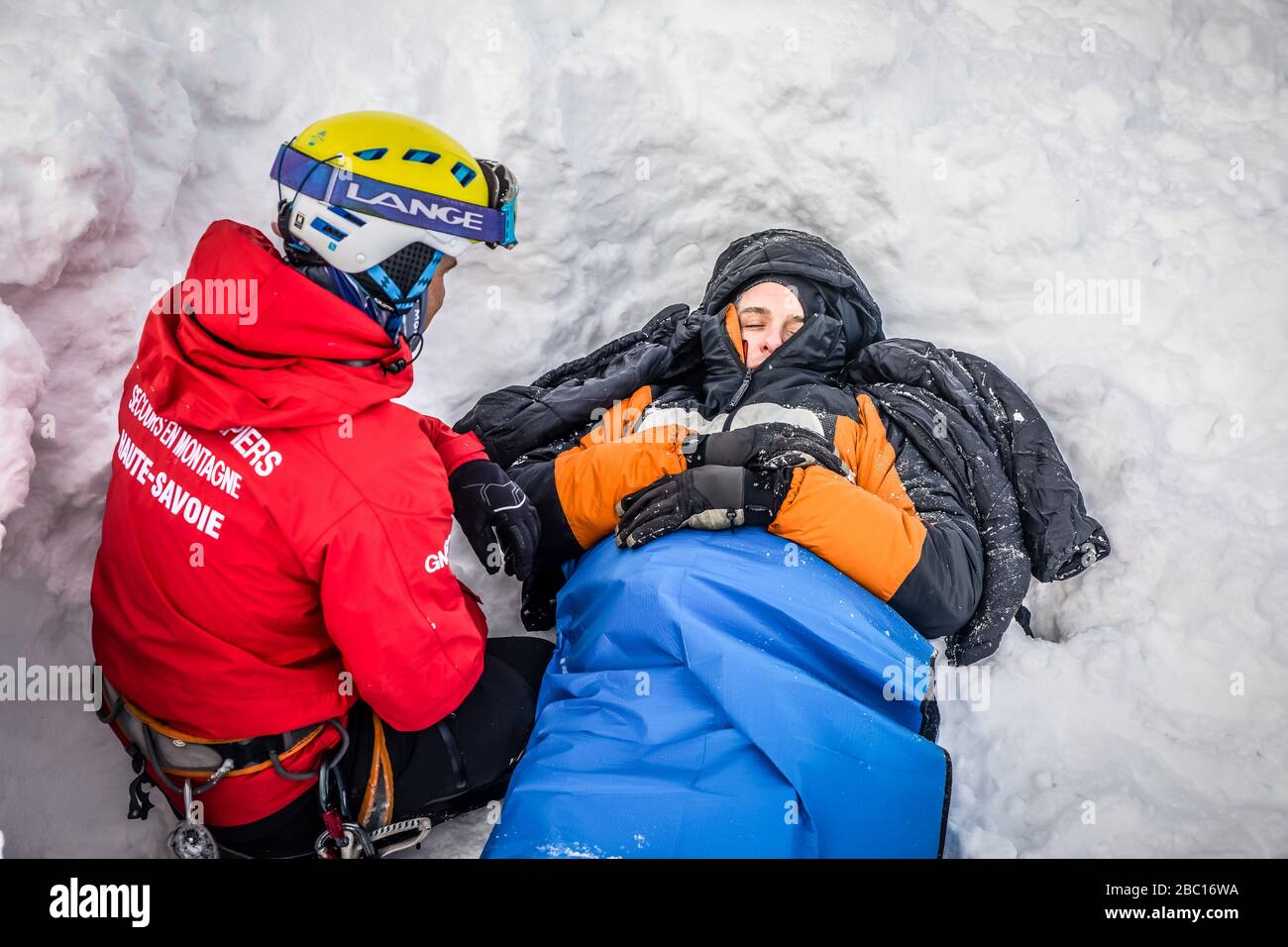 TRAITEMENT D'UNE VICTIME D'AVALANCHE, POMPIERS EXECISE NATIONAUX EN SAUVETAGE D'AVALANCHE, COL DU LAUTARET, HAUTES ALPES (05) Banque D'Images TRAITEMENT D'UNE VICTIME D'AVALANCHE, POMPIERS EXECISE NATIONAUX EN SAUVETAGE D'AVALANCHE, COL DU LAUTARET, HAUTES ALPES (05) Banque D'Images