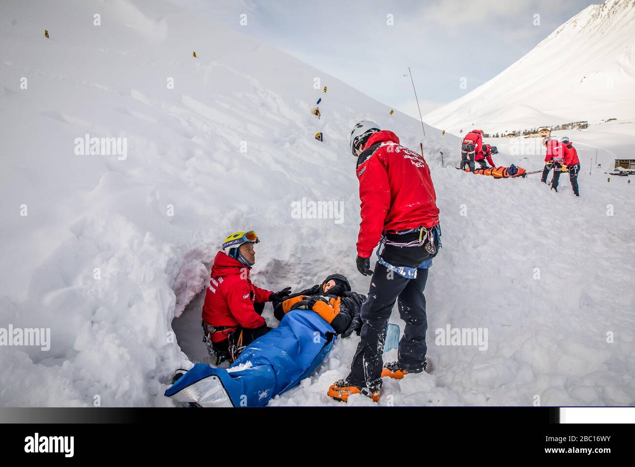 TRAITEMENT D'UNE VICTIME D'AVALANCHE, POMPIERS EXECISE NATIONAUX EN SAUVETAGE D'AVALANCHE, COL DU LAUTARET, HAUTES ALPES (05) Banque D'Images TRAITEMENT D'UNE VICTIME D'AVALANCHE, POMPIERS EXECISE NATIONAUX EN SAUVETAGE D'AVALANCHE, COL DU LAUTARET, HAUTES ALPES (05) Banque D'Images