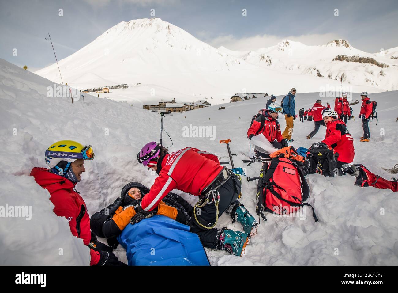TRAITEMENT D'UNE VICTIME D'AVALANCHE, POMPIERS EXECISE NATIONAUX EN SAUVETAGE D'AVALANCHE, COL DU LAUTARET, HAUTES ALPES (05) Banque D'Images TRAITEMENT D'UNE VICTIME D'AVALANCHE, POMPIERS EXECISE NATIONAUX EN SAUVETAGE D'AVALANCHE, COL DU LAUTARET, HAUTES ALPES (05) Banque D'Images