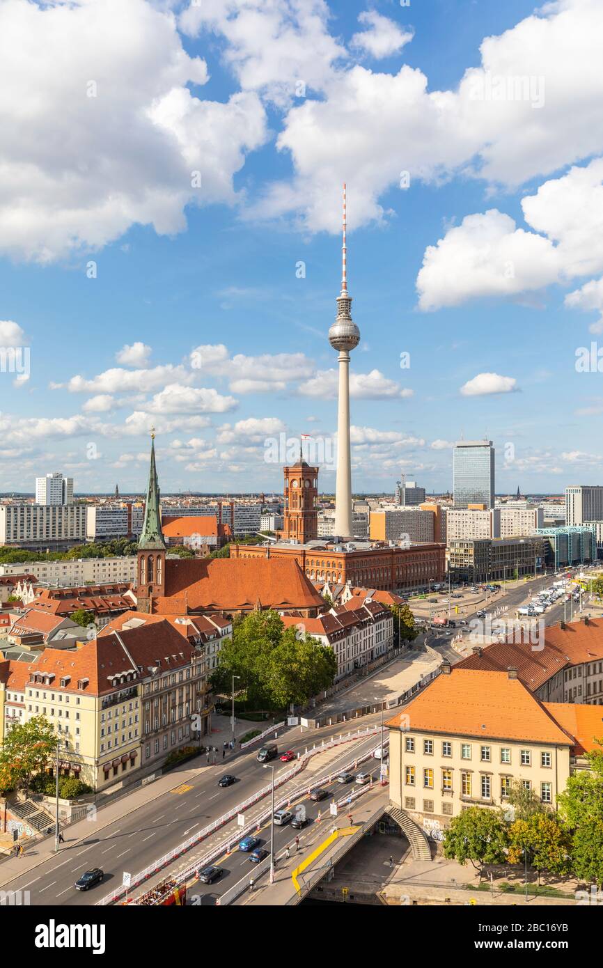 Allemagne, Berlin, nuages au-dessus de la tour de Fernsehturm Berlin et des bâtiments environnants Banque D'Images