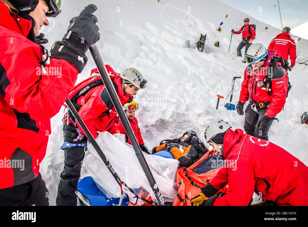 TRAITEMENT D'UNE VICTIME D'AVALANCHE, POMPIERS EXECISE NATIONAUX EN SAUVETAGE D'AVALANCHE, COL DU LAUTARET, HAUTES ALPES (05) Banque D'Images TRAITEMENT D'UNE VICTIME D'AVALANCHE, POMPIERS EXECISE NATIONAUX EN SAUVETAGE D'AVALANCHE, COL DU LAUTARET, HAUTES ALPES (05) Banque D'Images