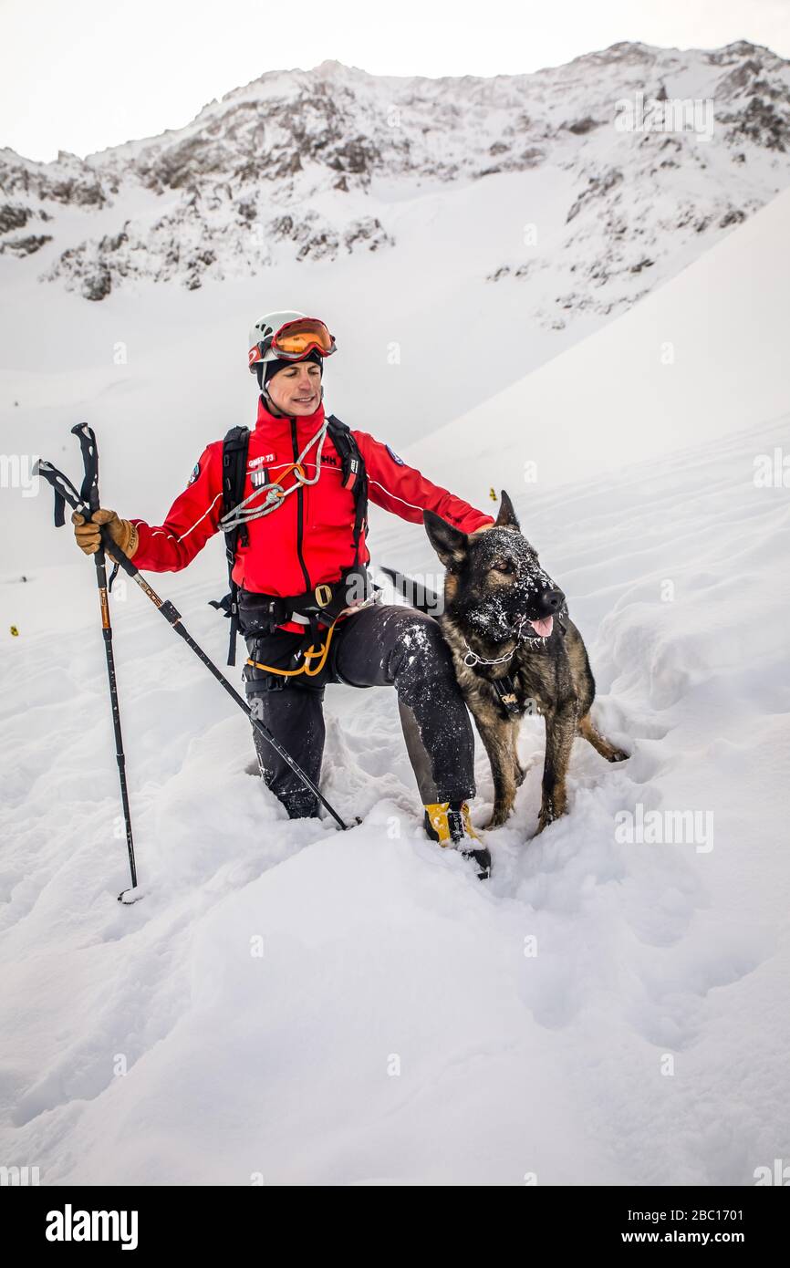 ÉQUIPE D'AVALANCHE DE CHIEN ET DE MANUTENTIONNAIRE, À LA RECHERCHE DE VISITIMS DANS UNE AVALANCHE, POMPIERS NATIONAUX EXECISE DANS LE SAUVETAGE EN AVALANCHE, COL DU LAUTARET, HAUTES ALPES (05) Banque D'Images ÉQUIPE D'AVALANCHE DE CHIEN ET DE MANUTENTIONNAIRE, À LA RECHERCHE DE VISITIMS DANS UNE AVALANCHE, POMPIERS NATIONAUX EXECISE DANS LE SAUVETAGE EN AVALANCHE, COL DU LAUTARET, HAUTES ALPES (05) Banque D'Images