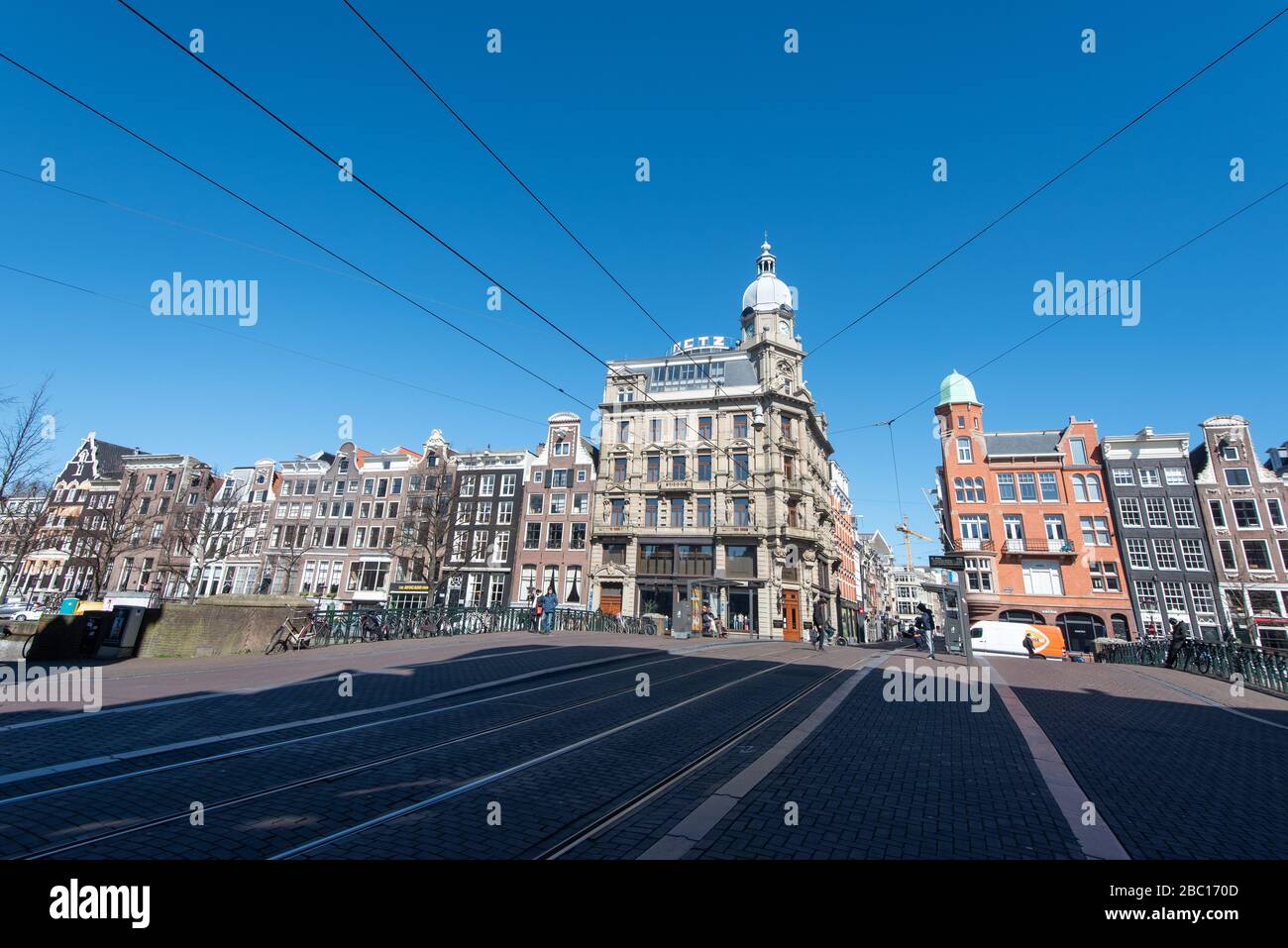 Pays-Bas. Amsterdam. En raison du virus Corona, la ville est pratiquement vide. Banque D'Images