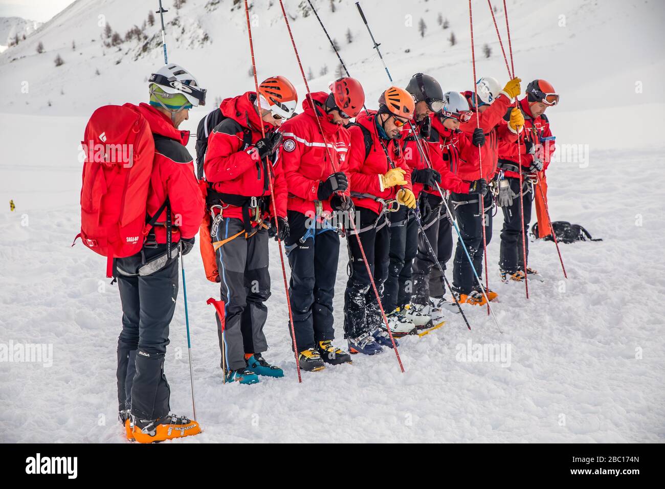 LIGNE DE PROBERES, TRAVAILLEURS DE SECOURS, POMPIERS EXECISE NATIONAL EN SAUVETAGE EN AVALANCHE, COL DU LAUTARET, HAUTES ALPES (05) Banque D'Images LIGNE DE PROBERES, TRAVAILLEURS DE SECOURS, POMPIERS EXECISE NATIONAL EN SAUVETAGE EN AVALANCHE, COL DU LAUTARET, HAUTES ALPES (05) Banque D'Images