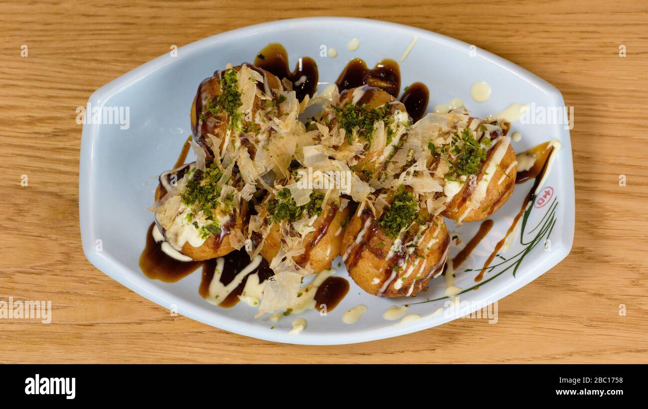 Typique, takoyaki pieuvre frits boulettes de viande, la culture culinaire d'Osaka, garnie d'une sauce au fromage, sauce de soja et de Katsuobushi, okaka, flocons de moi Banque D'Images