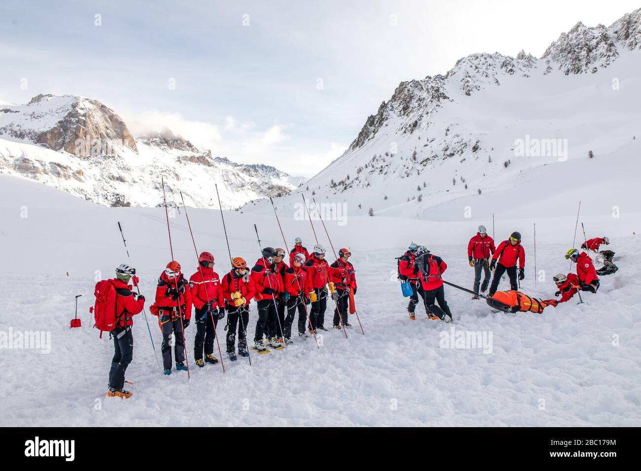 LIGNE DE PROBERES, TRAVAILLEURS DE SECOURS, POMPIERS EXECISE NATIONAL EN SAUVETAGE EN AVALANCHE, COL DU LAUTARET, HAUTES ALPES (05) Banque D'Images LIGNE DE PROBERES, TRAVAILLEURS DE SECOURS, POMPIERS EXECISE NATIONAL EN SAUVETAGE EN AVALANCHE, COL DU LAUTARET, HAUTES ALPES (05) Banque D'Images