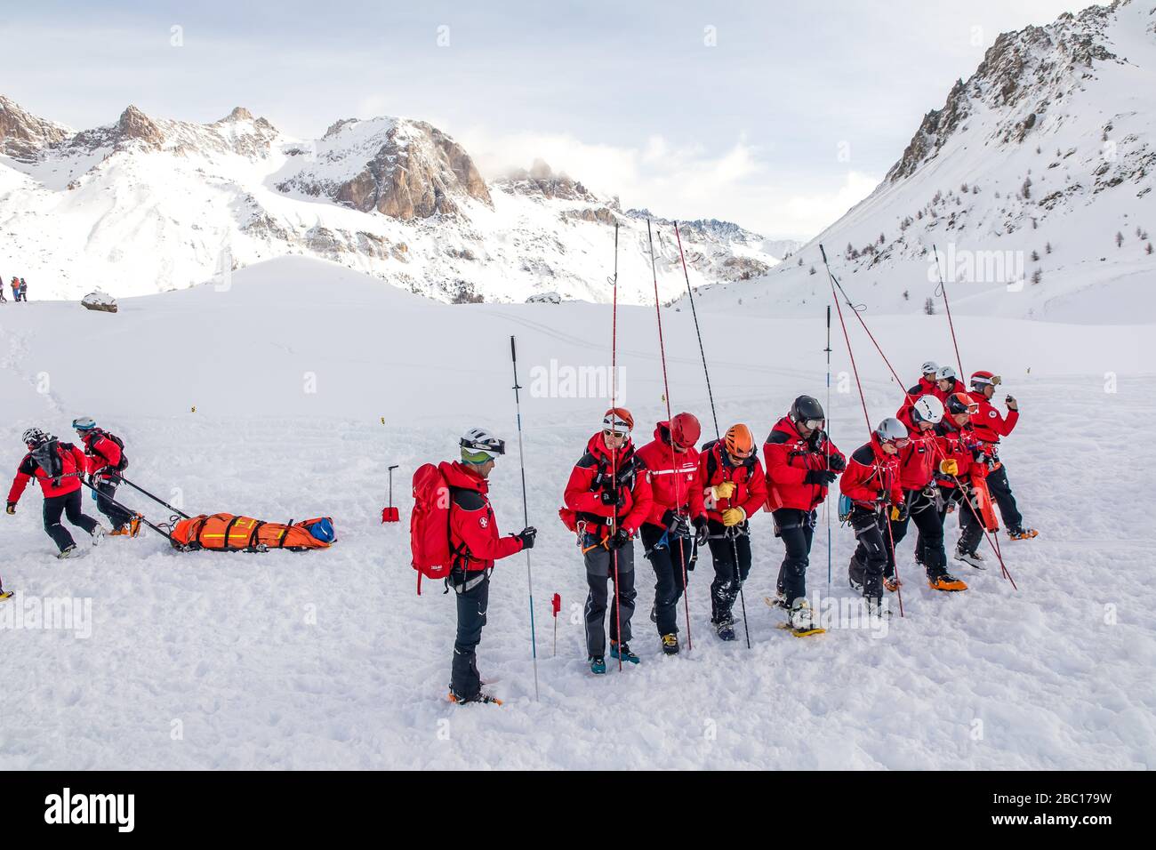 LIGNE DE PROBERES, TRAVAILLEURS DE SECOURS, POMPIERS EXECISE NATIONAL EN SAUVETAGE EN AVALANCHE, COL DU LAUTARET, HAUTES ALPES (05) Banque D'Images LIGNE DE PROBERES, TRAVAILLEURS DE SECOURS, POMPIERS EXECISE NATIONAL EN SAUVETAGE EN AVALANCHE, COL DU LAUTARET, HAUTES ALPES (05) Banque D'Images