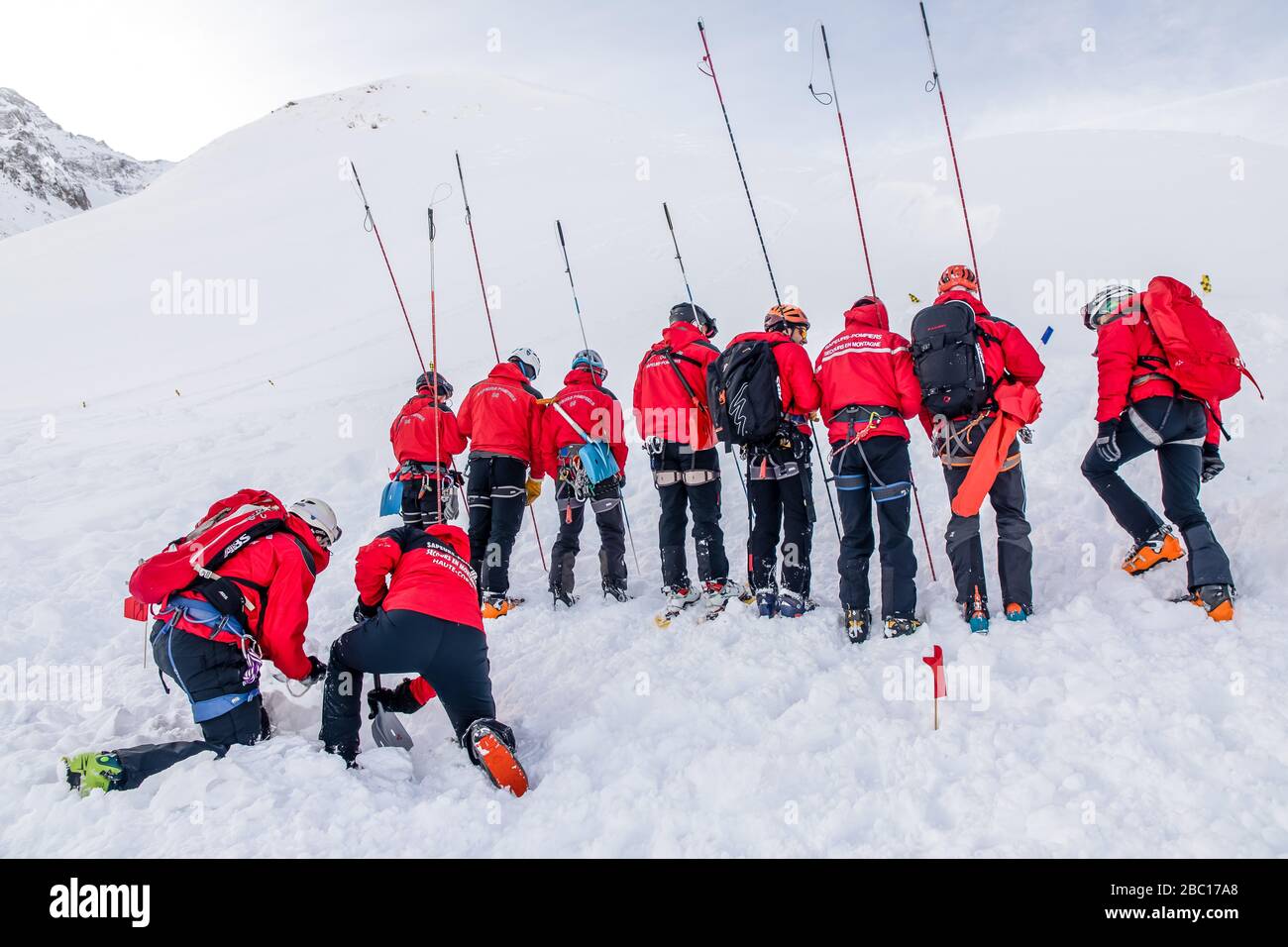 LIGNE DE PROBERES, TRAVAILLEURS DE SECOURS, POMPIERS EXECISE NATIONAL EN SAUVETAGE EN AVALANCHE, COL DU LAUTARET, HAUTES ALPES (05) Banque D'Images LIGNE DE PROBERES, TRAVAILLEURS DE SECOURS, POMPIERS EXECISE NATIONAL EN SAUVETAGE EN AVALANCHE, COL DU LAUTARET, HAUTES ALPES (05) Banque D'Images