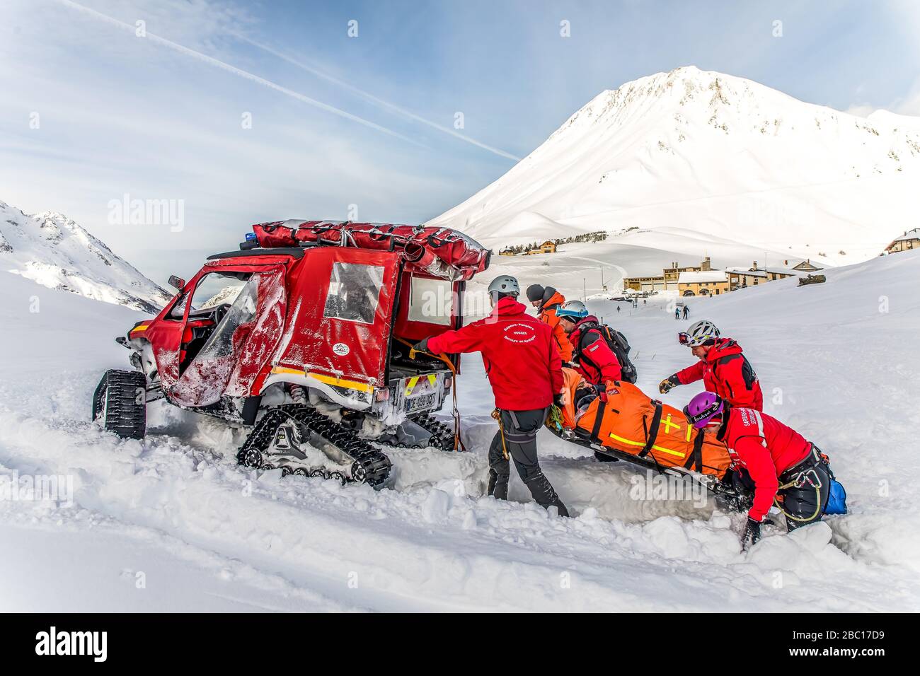 ÉVACUATION DE LA VICTIME, UNITÉ DE SECOURS LÉGÈRE CATERPILLAR-TRACK, POMPIERS NATIONAUX EXECISE EN SAUVETAGE EN AVALANCHE, COL DU LAUTARET, HAUTES ALPES (05) Banque D'Images ÉVACUATION DE LA VICTIME, UNITÉ DE SECOURS LÉGÈRE CATERPILLAR-TRACK, POMPIERS NATIONAUX EXECISE EN SAUVETAGE EN AVALANCHE, COL DU LAUTARET, HAUTES ALPES (05) Banque D'Images