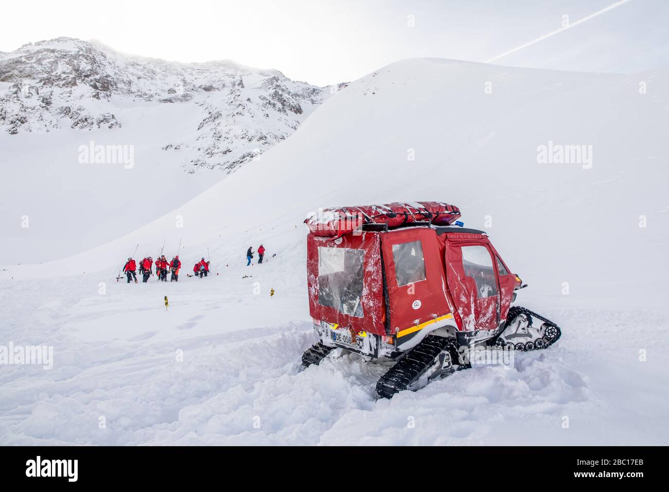 ÉVACUATION DE LA VICTIME, UNITÉ DE SECOURS LÉGÈRE CATERPILLAR-TRACK, POMPIERS NATIONAUX EXECISE EN SAUVETAGE EN AVALANCHE, COL DU LAUTARET, HAUTES ALPES (05) Banque D'Images ÉVACUATION DE LA VICTIME, UNITÉ DE SECOURS LÉGÈRE CATERPILLAR-TRACK, POMPIERS NATIONAUX EXECISE EN SAUVETAGE EN AVALANCHE, COL DU LAUTARET, HAUTES ALPES (05) Banque D'Images