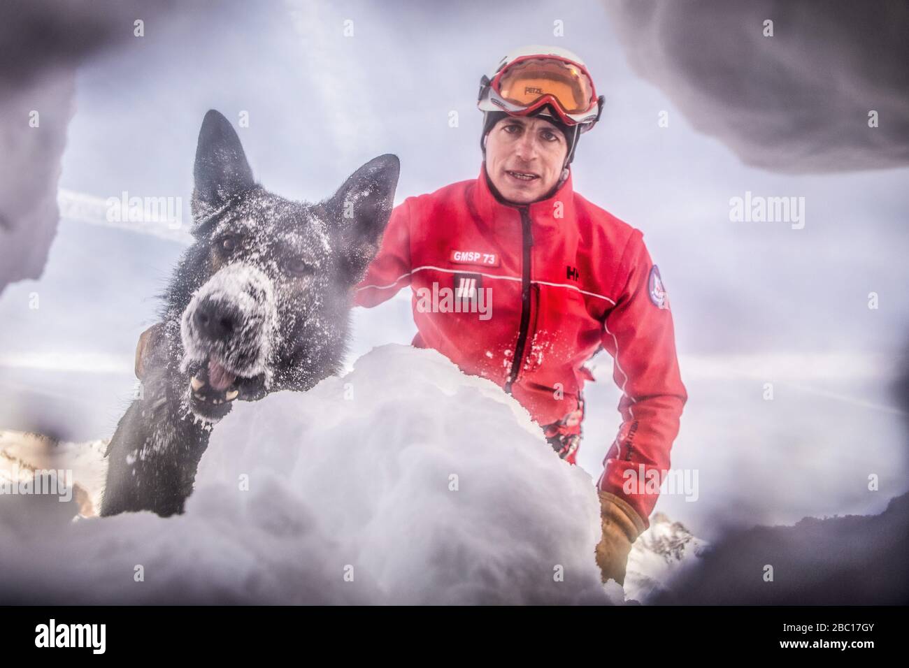 ÉQUIPE D'AVALANCHE DE CHIEN ET DE MANUTENTIONNAIRE, À LA RECHERCHE DE VISITIMS DANS UNE AVALANCHE, POMPIERS NATIONAUX EXECISE DANS LE SAUVETAGE EN AVALANCHE, COL DU LAUTARET, HAUTES ALPES (05) Banque D'Images ÉQUIPE D'AVALANCHE DE CHIEN ET DE MANUTENTIONNAIRE, À LA RECHERCHE DE VISITIMS DANS UNE AVALANCHE, POMPIERS NATIONAUX EXECISE DANS LE SAUVETAGE EN AVALANCHE, COL DU LAUTARET, HAUTES ALPES (05) Banque D'Images