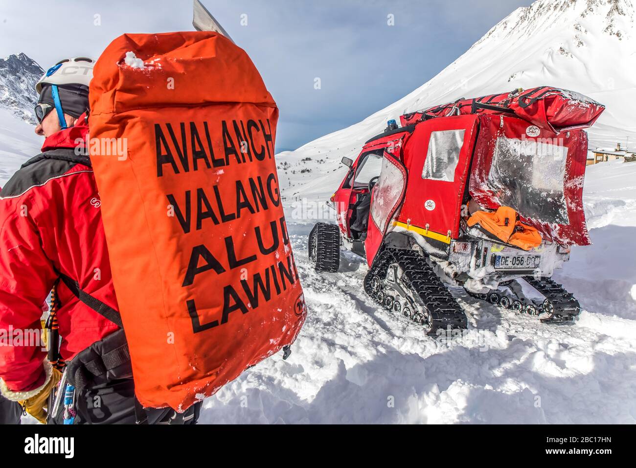 OUVRIER DE SAUVETAGE AVEC SAC D'AVALANCHE, UNITÉ DE SECOURS LÉGÈRE CATERPILLAR-TRACK, POMPIERS NATIONAUX EXECISE EN SAUVETAGE EN AVALANCHE, COL DU LAUTARET, HAUTES ALPES (05) Banque D'Images OUVRIER DE SAUVETAGE AVEC SAC D'AVALANCHE, UNITÉ DE SECOURS LÉGÈRE CATERPILLAR-TRACK, POMPIERS NATIONAUX EXECISE EN SAUVETAGE EN AVALANCHE, COL DU LAUTARET, HAUTES ALPES (05) Banque D'Images
