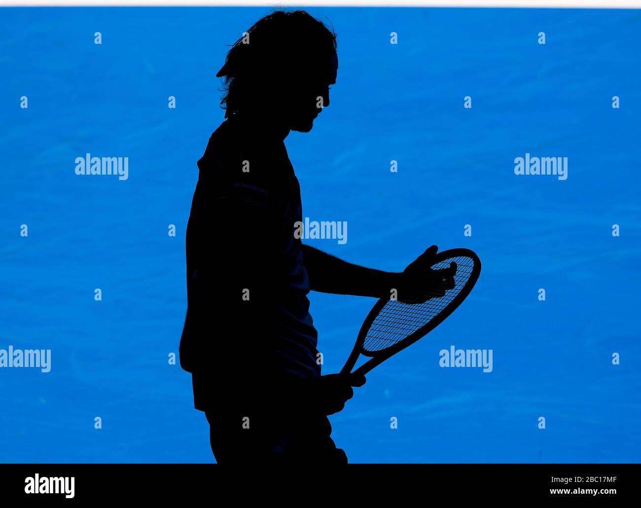 Silhouette de joueur de tennis allemand Alexander Zverev debout avec balle de tennis racquet durant le tournoi de tennis de l'Open d'Australie 2019, Melbourne Par Banque D'Images