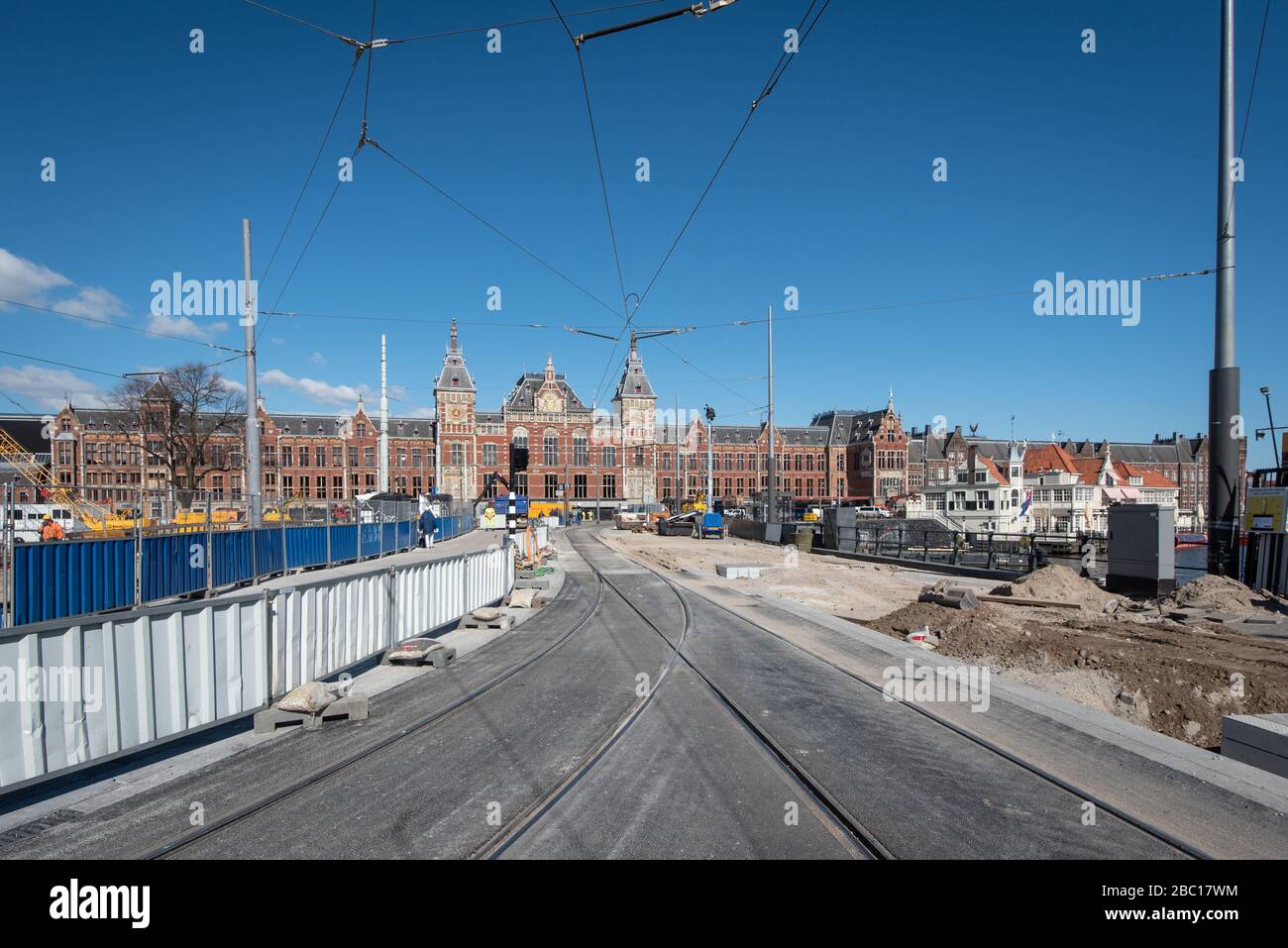 En raison du virus Corona, la ville est pratiquement vide. Gare centrale d'Amsterdam Banque D'Images