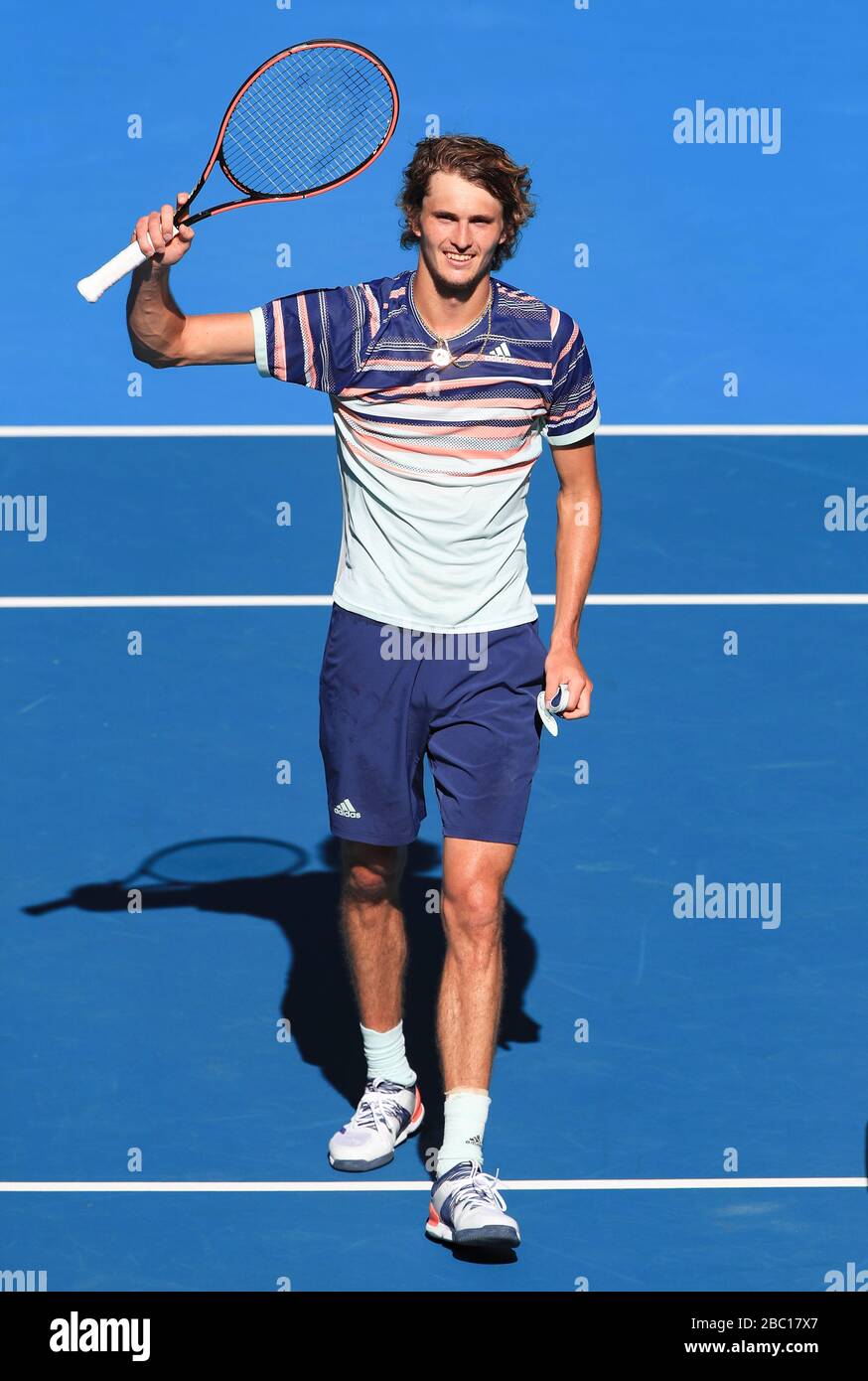 Le joueur de tennis allemand Alexander Zverev (GER) a fait une raquette après avoir remporté son match au tournoi de tennis Open 202020de l'Australie, Melbourne Park, Me Banque D'Images